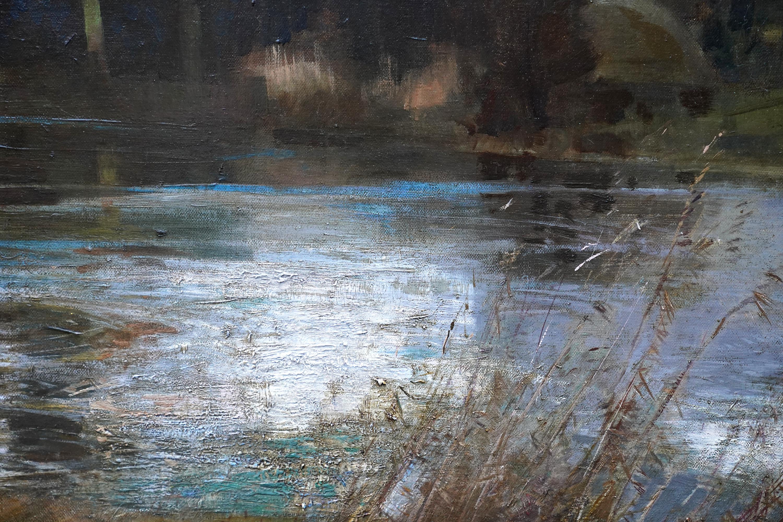 Cette superbe grande huile sur toile représentant un paysage fluvial est l'œuvre de l'artiste britannique William Thomas Wood. Peinte en 1950, la rivière est l'Arun près d'Arundel dans le Sussex. Le bois capte magnifiquement la lumière et l'ombre