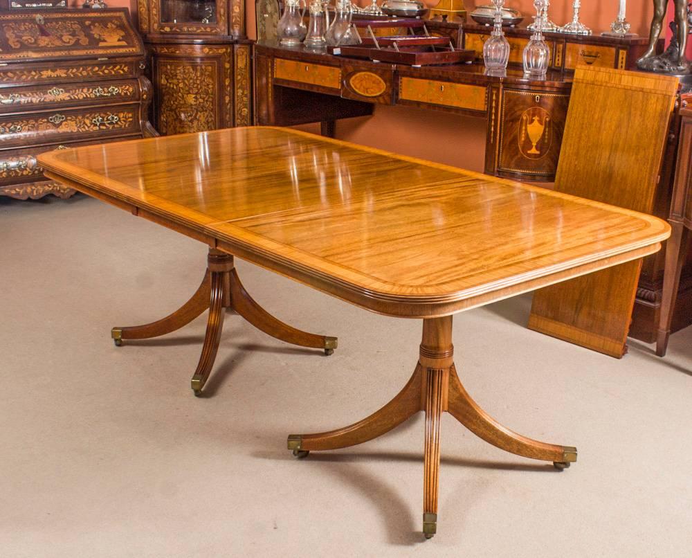 William Tillman Regency Dining Table and Ten Hepplewhite Chairs, 20th Century In Excellent Condition In London, GB