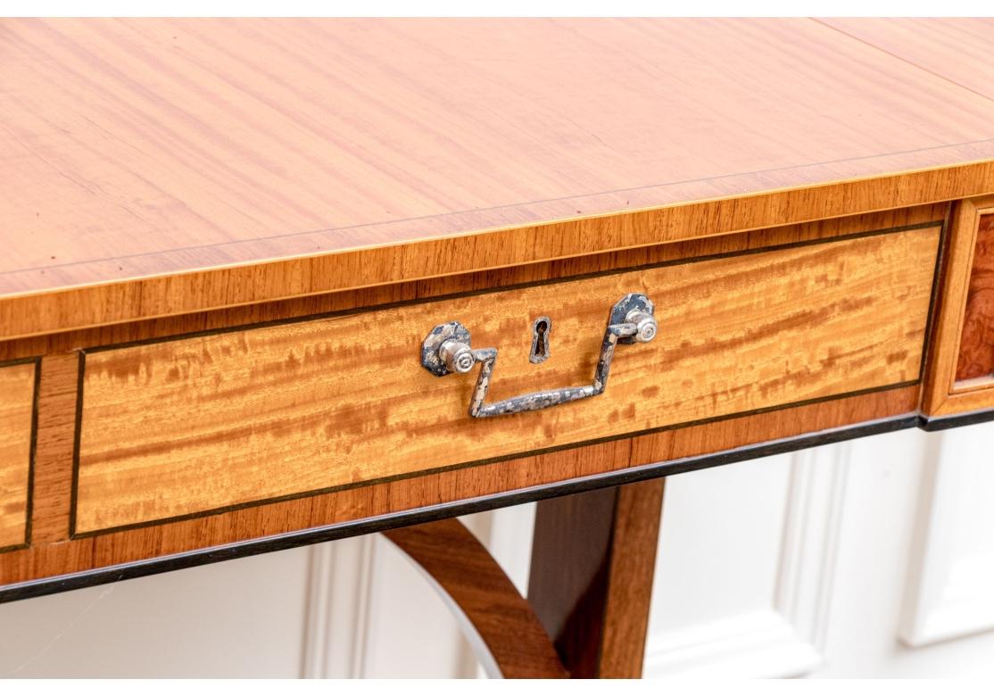 William Tillman Regency Style Mahogany And Satinwood Cross Banded Sofa Table (Englisch) im Angebot