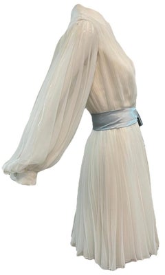 Robe plissée en mousseline blanche de la Vallée des poupées, Whiting Travilla, années 1960