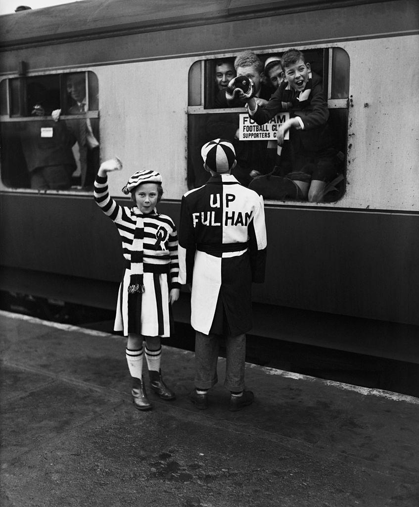 William Vanderson Black and White Photograph – Fulham Football Fan's Fashion Silber-Gelatine-Druck in limitierter Auflage für Fußballfans 