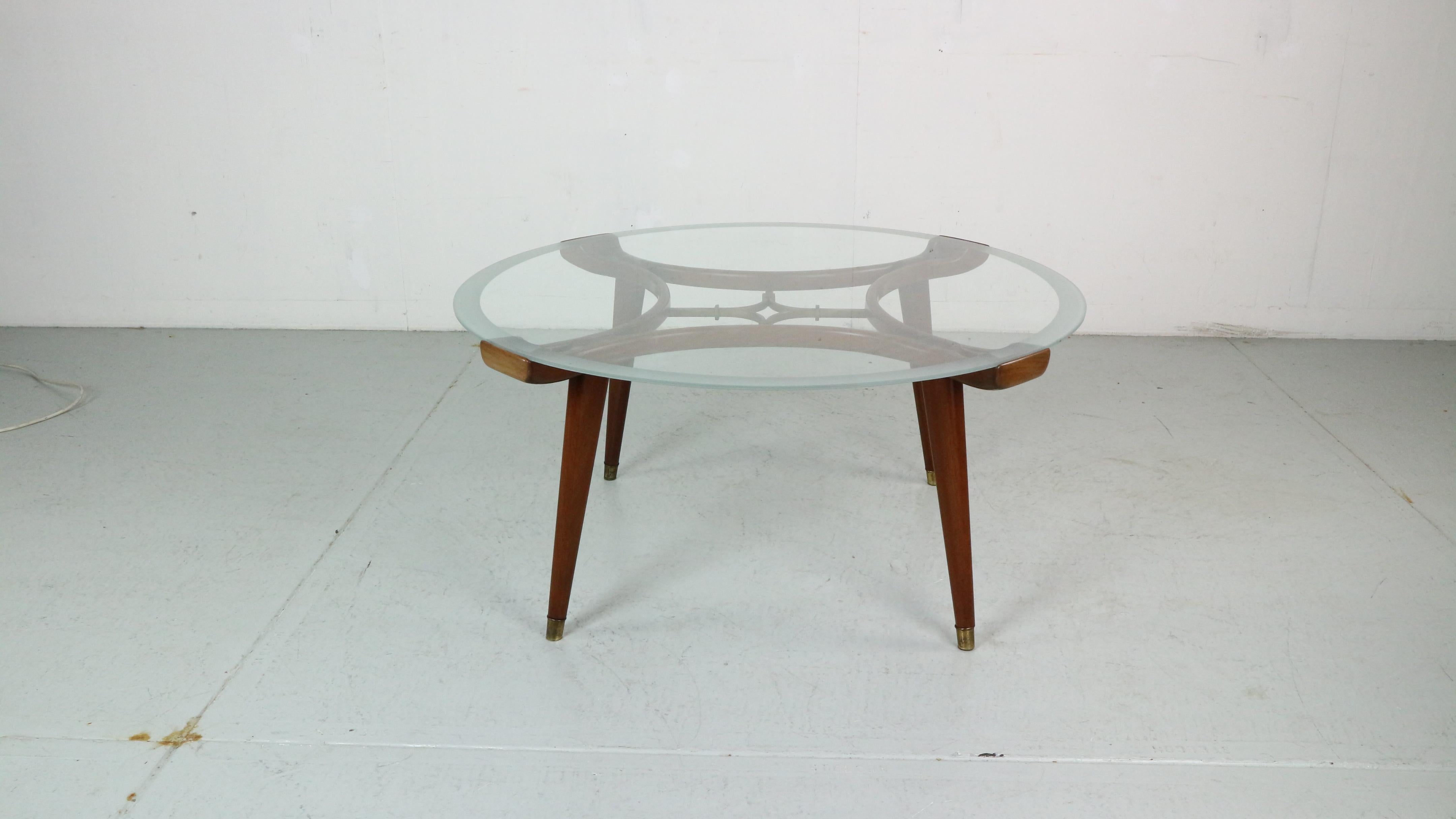 Table basse originale d'époque Mid-Century Modern, designée par William Watting, produite par Fristho, Pays-Bas, années 1950.

Nom du modèle : 