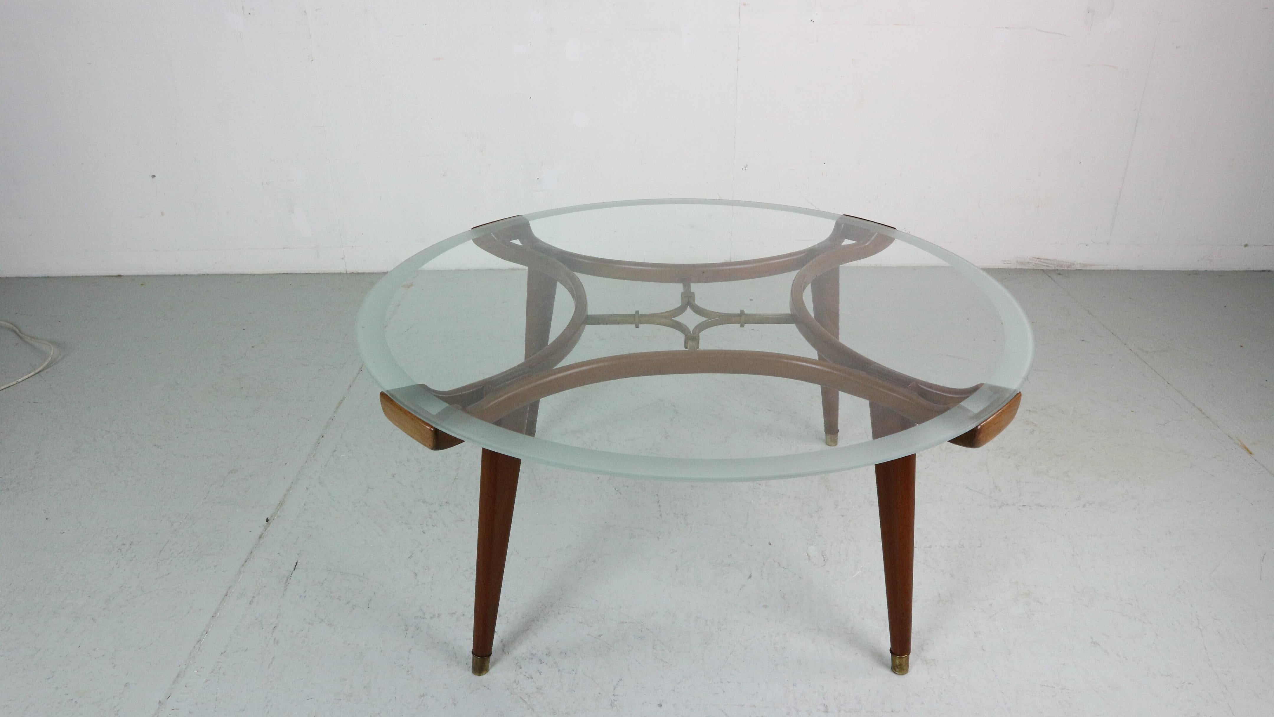 Mid-Century Modern Table basse ronde en laiton, noyer et verre pour Fristho, années 1950 en vente