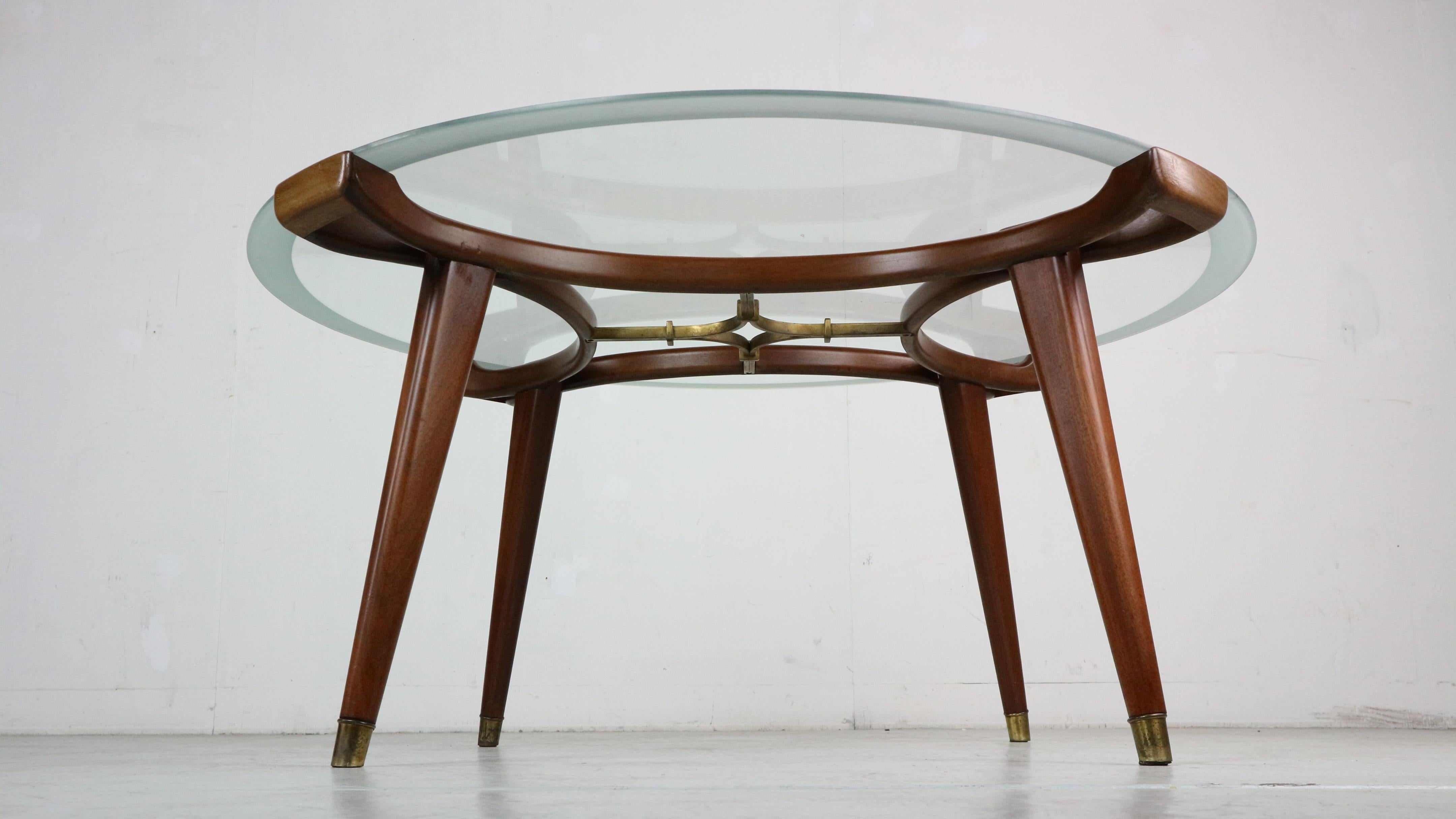 William Watting Brass, Wallnut, Round Glass Coffee Table for Fristho, 1950s In Good Condition For Sale In The Hague, NL