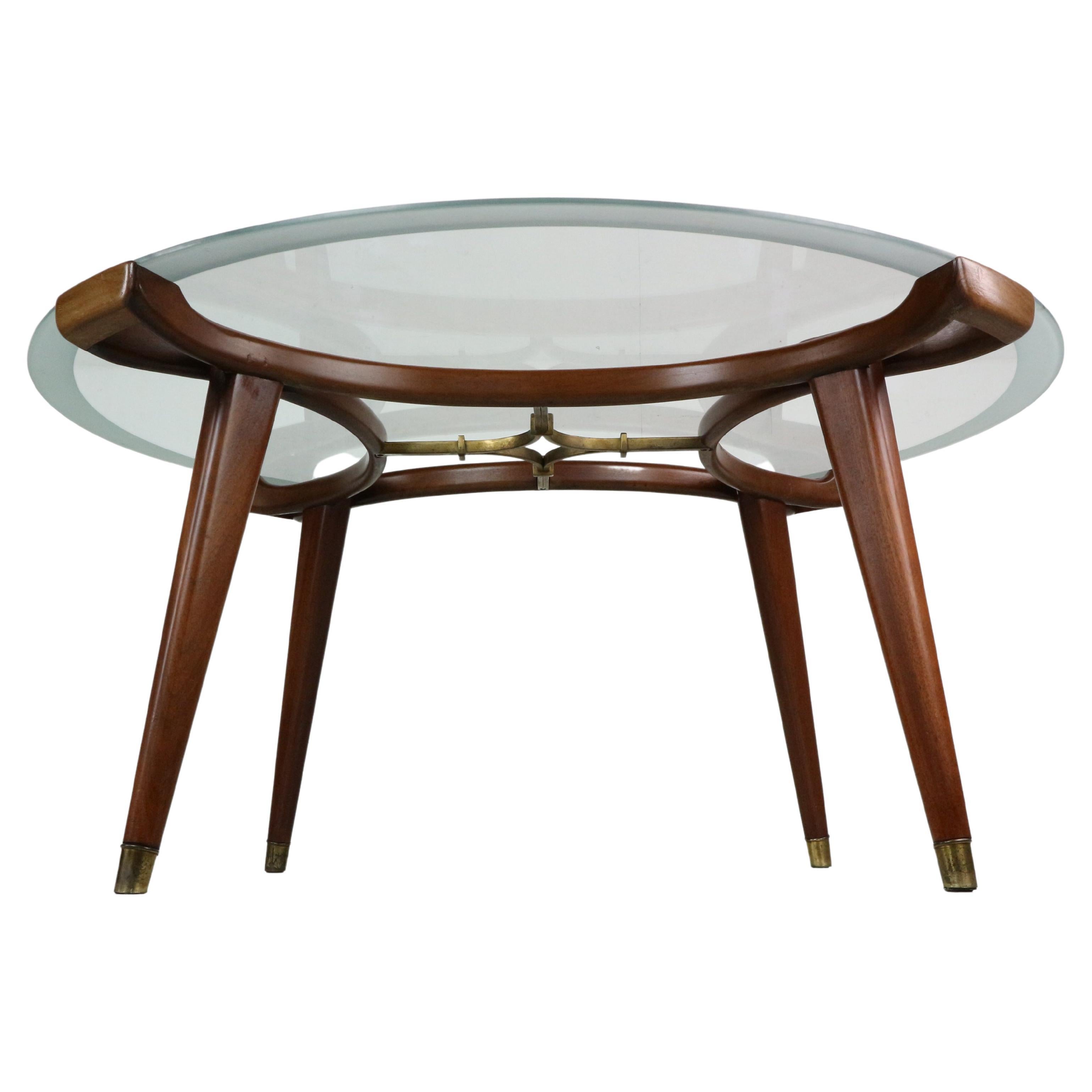 Table basse ronde en laiton, noyer et verre pour Fristho, années 1950