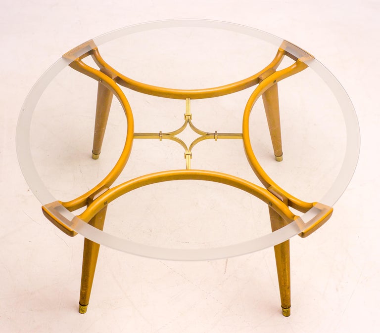 Elegant 1950s coffee table with original sandblasted edge glass top, designed by William Watting for Fristho, circa 1955. European walnut frame with brass hardware.

William Watting was a Danish furniture designer who lived from 1926 to 1958. He