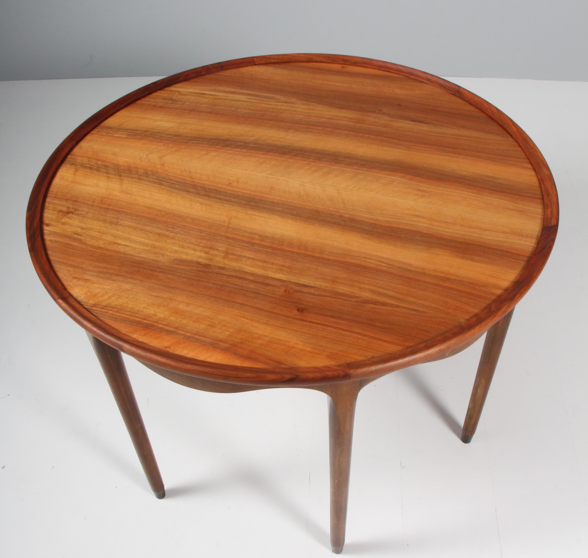William Watting coffee table with top of veenered nutwood, solid edge.

Legs of stained beech and brass feet. Made in the 1940-1950s.