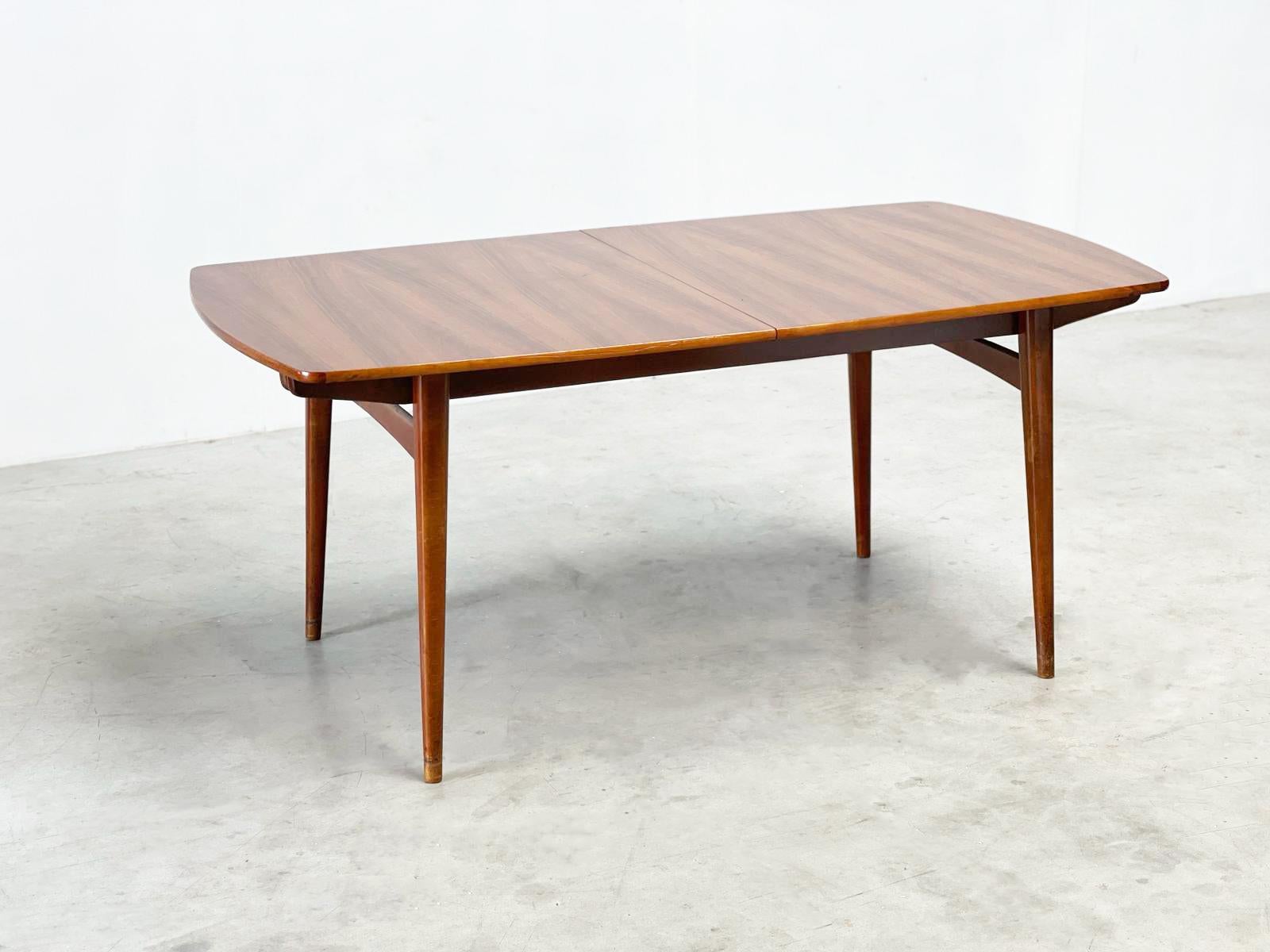 William Watting for Fristho extendable dining table
 

A vintage extendable dining table, designed by William Watting for Fristho in the 1950s, it gives perfect the impression of mid-century elegance. Its timeless design and functional versatility