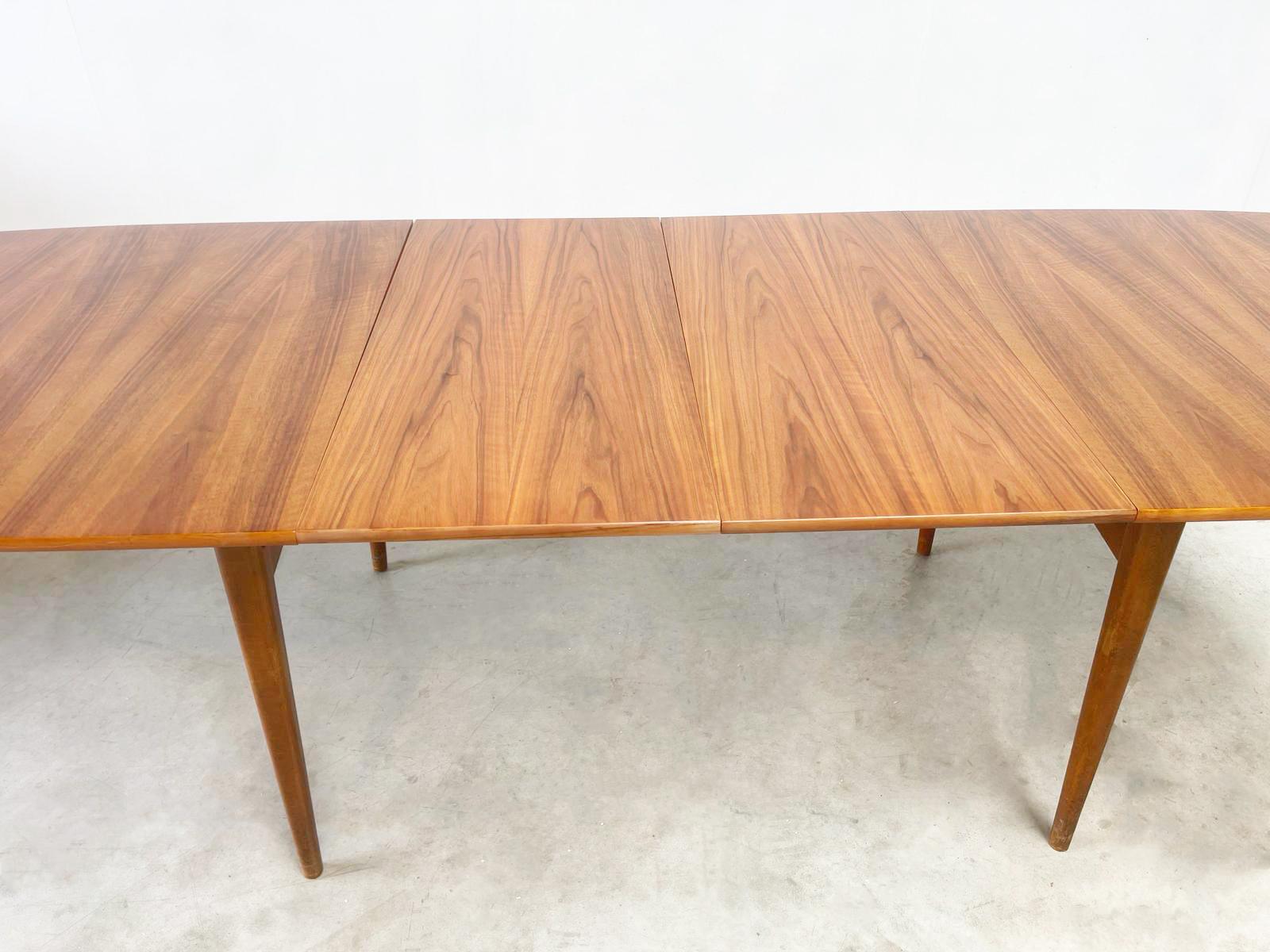 William Watting for Fristho extendable dining table In Good Condition For Sale In Nijlen, VAN