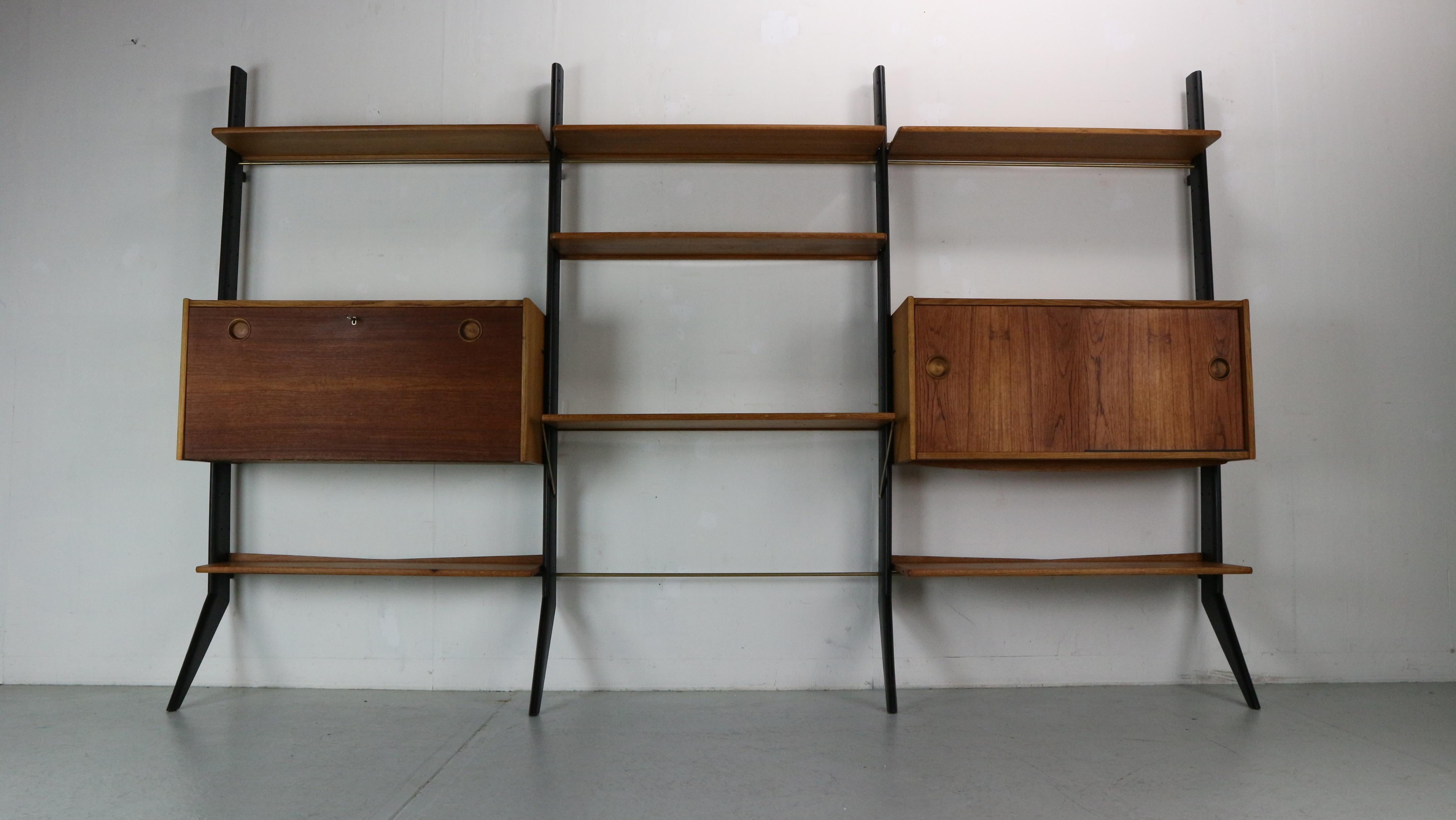 Mid-Century Modern period modular two-tone wall unit designed by William Watting for Fristho, The Netherlands 1960. 

This storage unit is made of a combination Teak and Oak,. It consists 7 shelves, a secratary cabinet and a sliding door