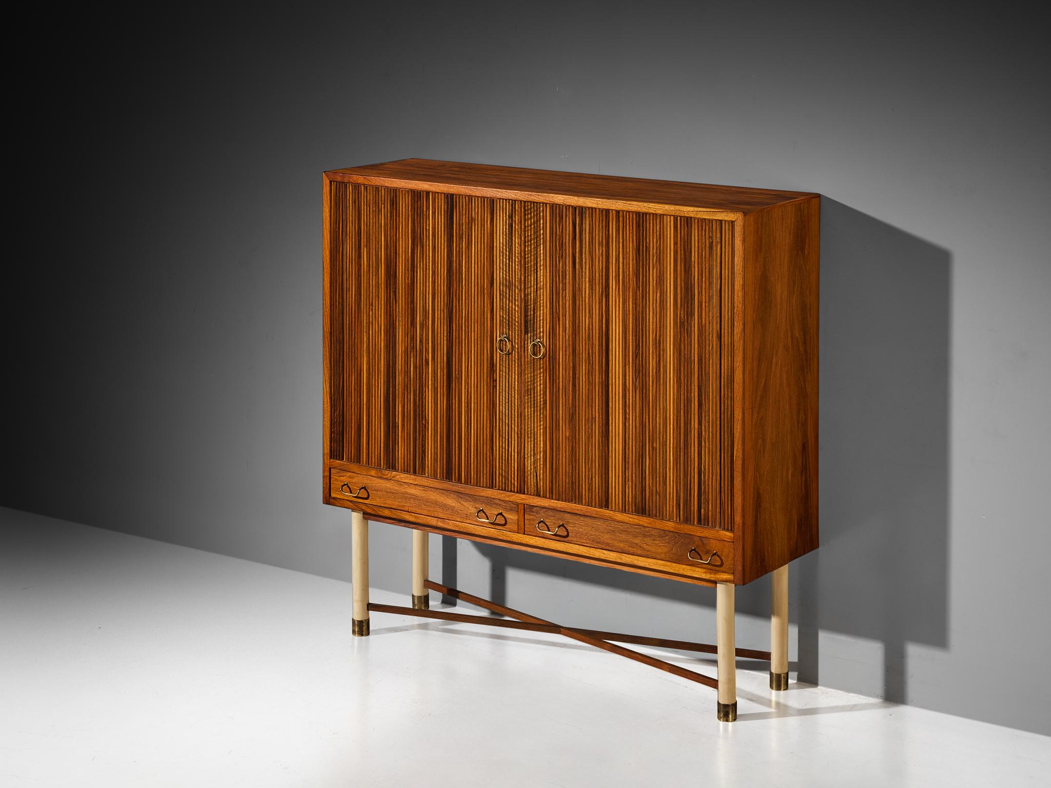 Aparador William Watting, nogal, madera lacada, latón, Europa, años 1940

Este exquisito armario, diseñado por William Watting, es una pieza rara y elegante de la década de 1940. Fabricado en Europa, presenta un exterior de nogal bellamente veteado,