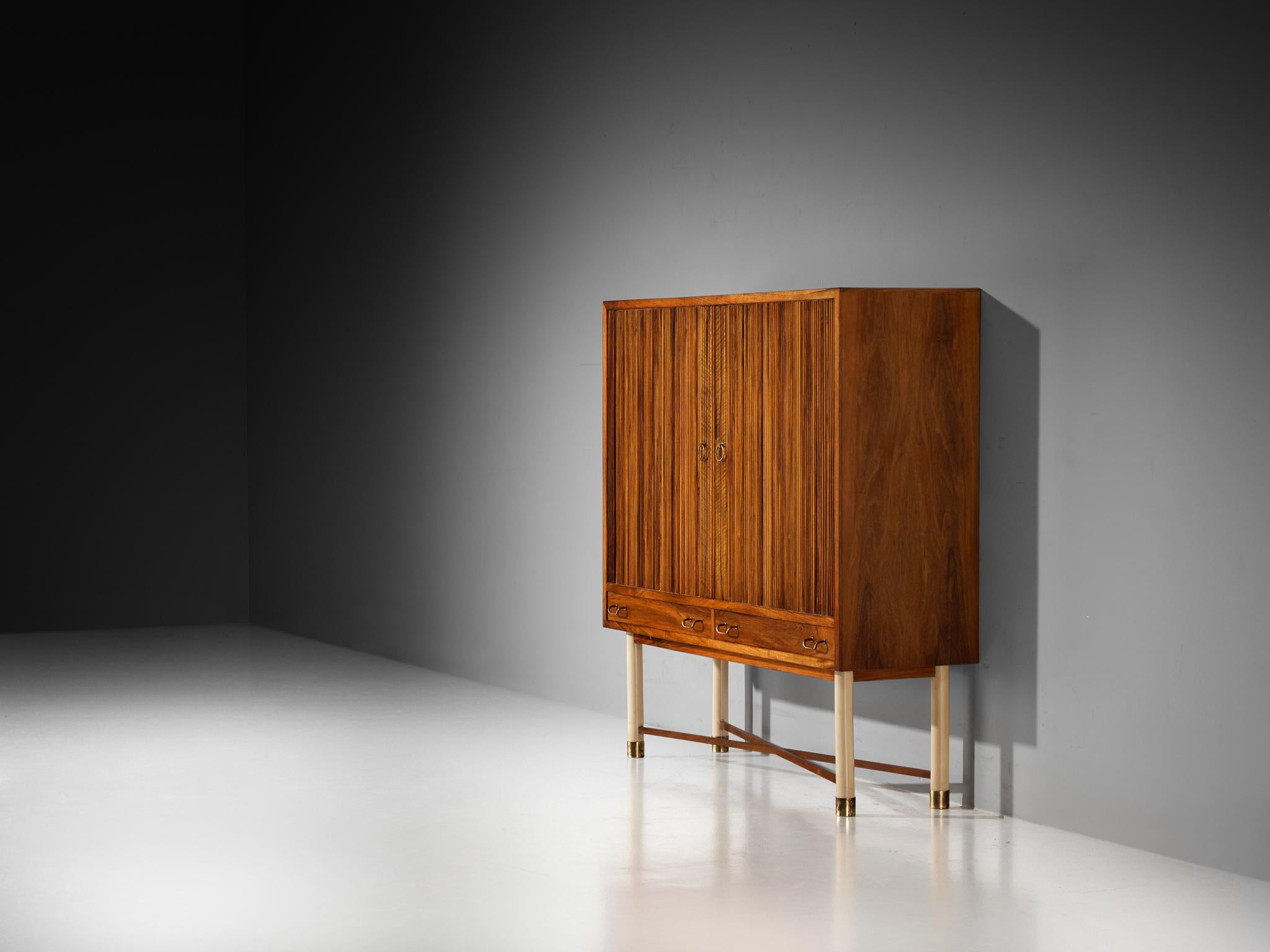 Armario alto William Watting en nogal con elegantes puertas de persiana Moderno de mediados de siglo en venta