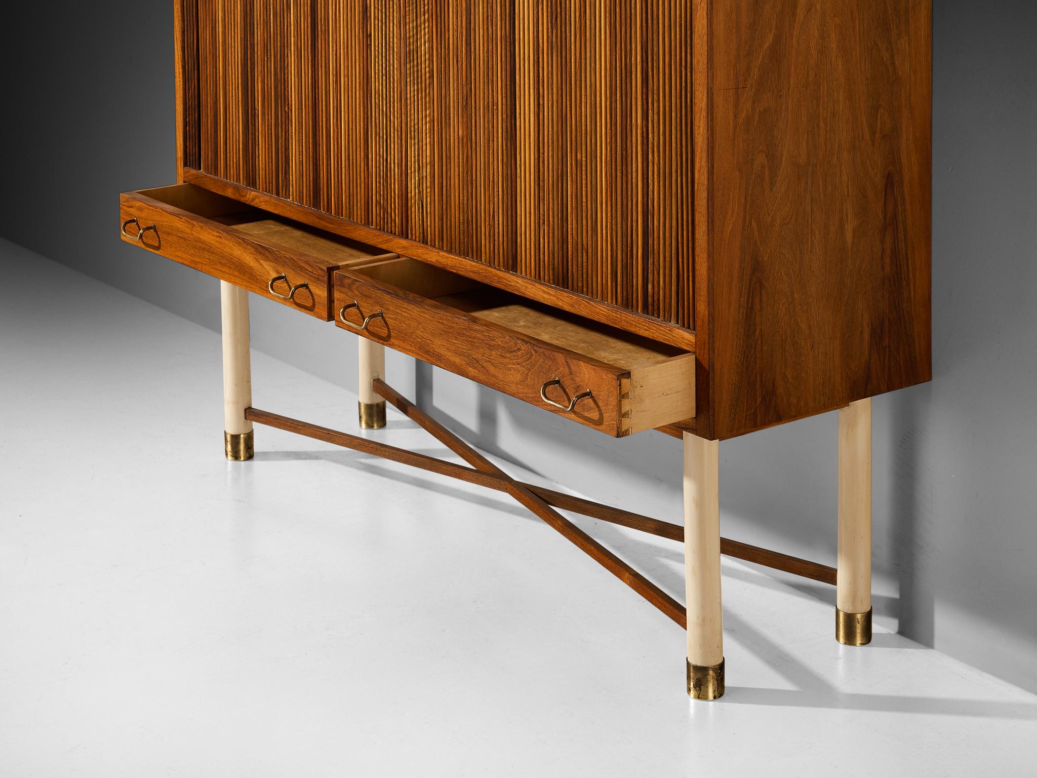 Armario alto William Watting en nogal con elegantes puertas de persiana Europeo en venta