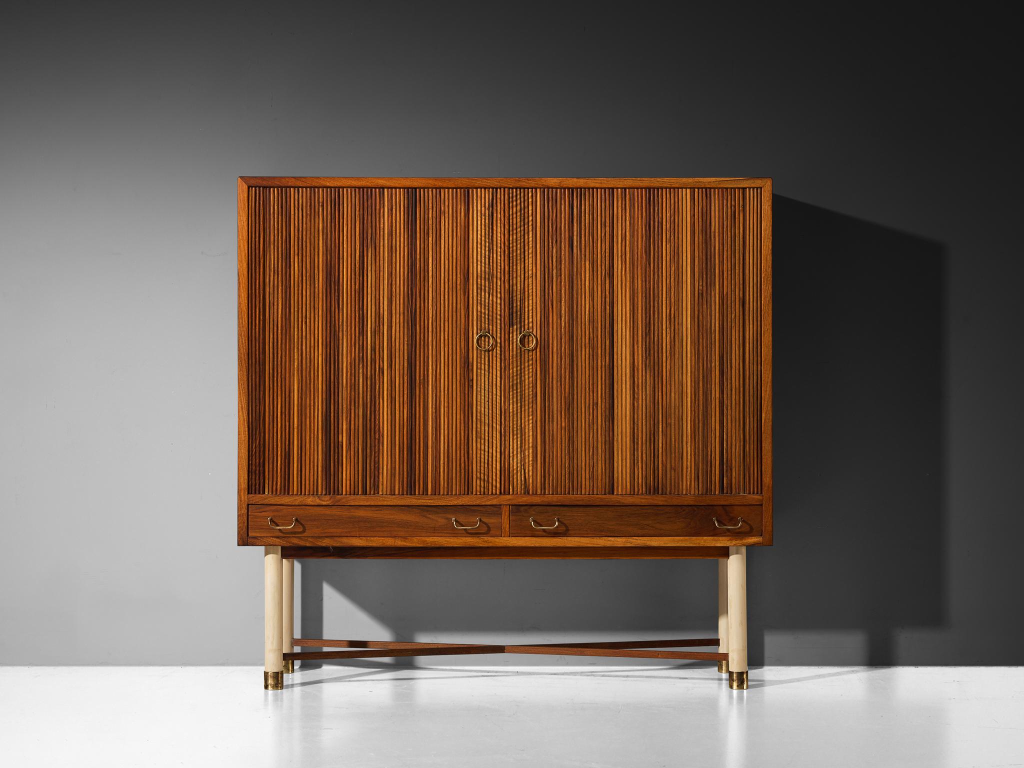 Armario alto William Watting en nogal con elegantes puertas de persiana en Bueno estado para la venta en Waalwijk, NL
