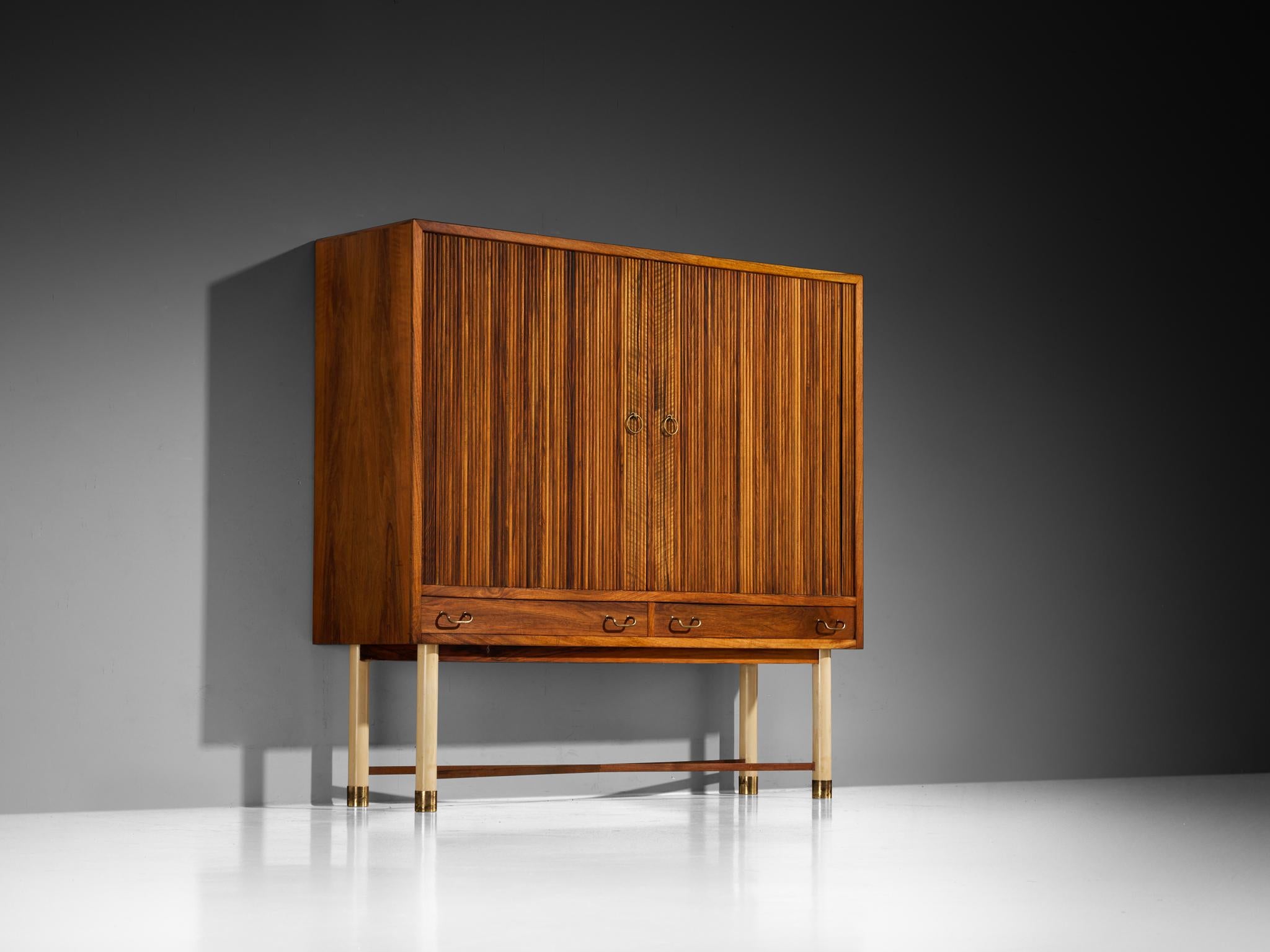 Armario alto William Watting en nogal con elegantes puertas de persiana Latón en venta