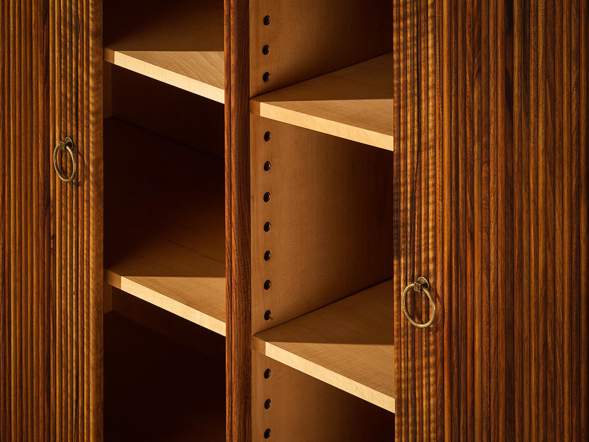 Armario alto William Watting en nogal con elegantes puertas de persiana en venta 2