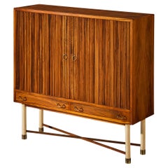 William Watting Hochschrank aus Nussbaumholz mit eleganten Tambourtüren