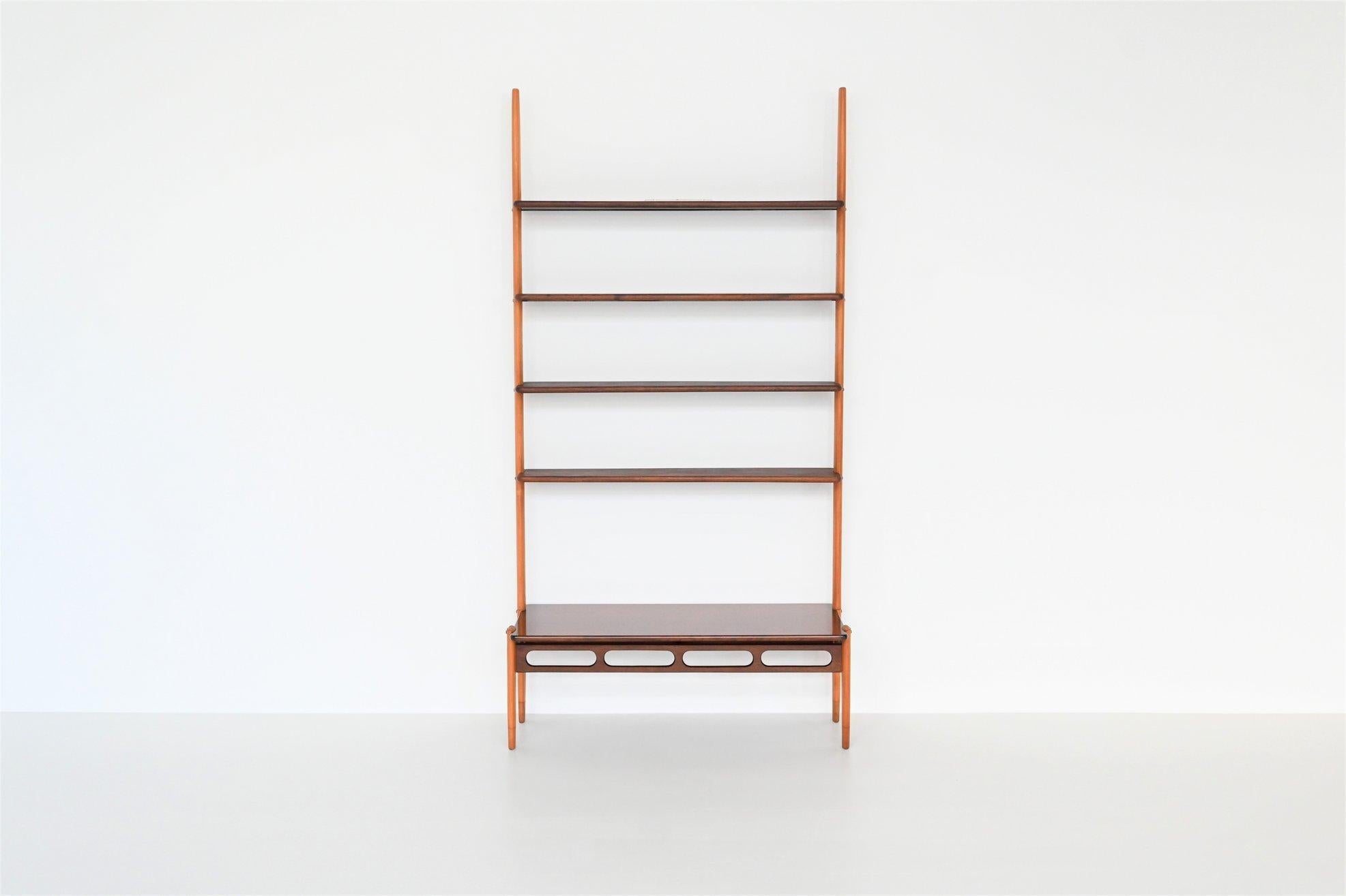 Beautiful modular two-tone wall unit designed by William Watting for Fristho Franeker, The Netherlands 1960. This open storage unit is made of solid teak shelves and solid beech uprights. It consists of a free standing bottom shelf and four top