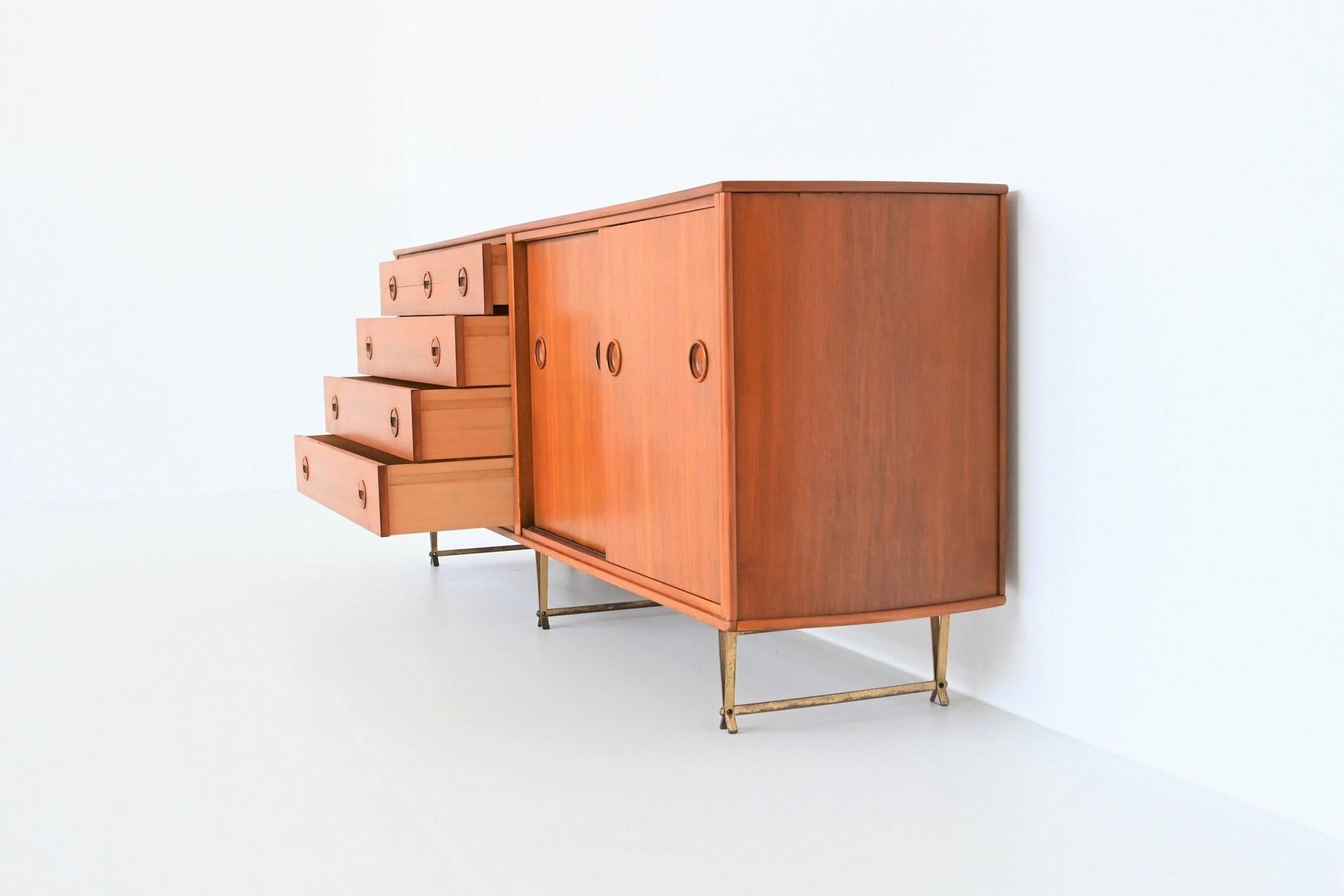 William Watting sideboard in walnut and brass Fristho The Netherlands 1954 In Good Condition For Sale In Etten-Leur, NL