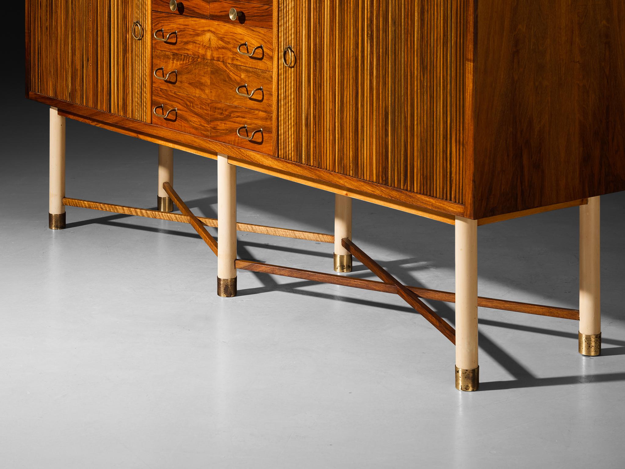 William Watting Sideboard aus Nussbaumholz mit eleganten Tambourtüren im Angebot 3