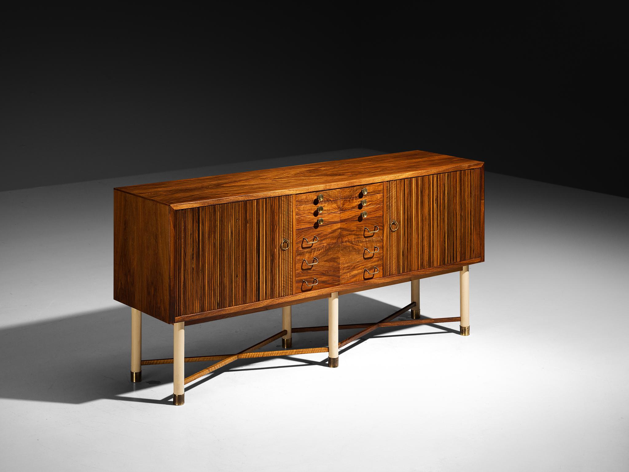 William Watting Anrichte, Nussbaum, lackiertes Holz, Messing, Europa, 1940er Jahre

Dieses exquisite Sideboard, entworfen von William Watting, ist ein seltenes und elegantes Stück aus den 1940er Jahren. Das in Europa gefertigte Möbelstück zeichnet