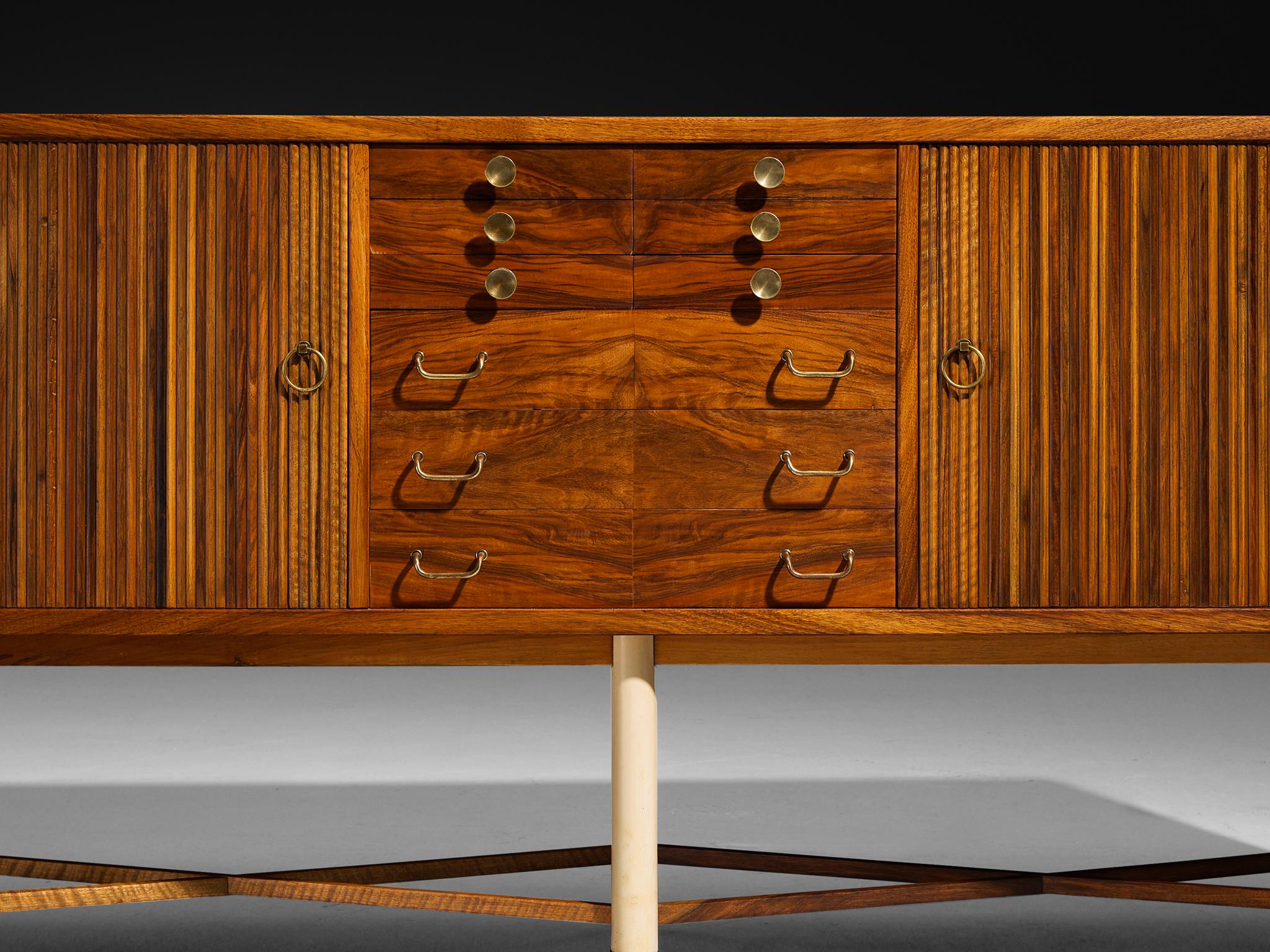 William Watting Sideboard aus Nussbaumholz mit eleganten Tambourtüren (Moderne der Mitte des Jahrhunderts) im Angebot