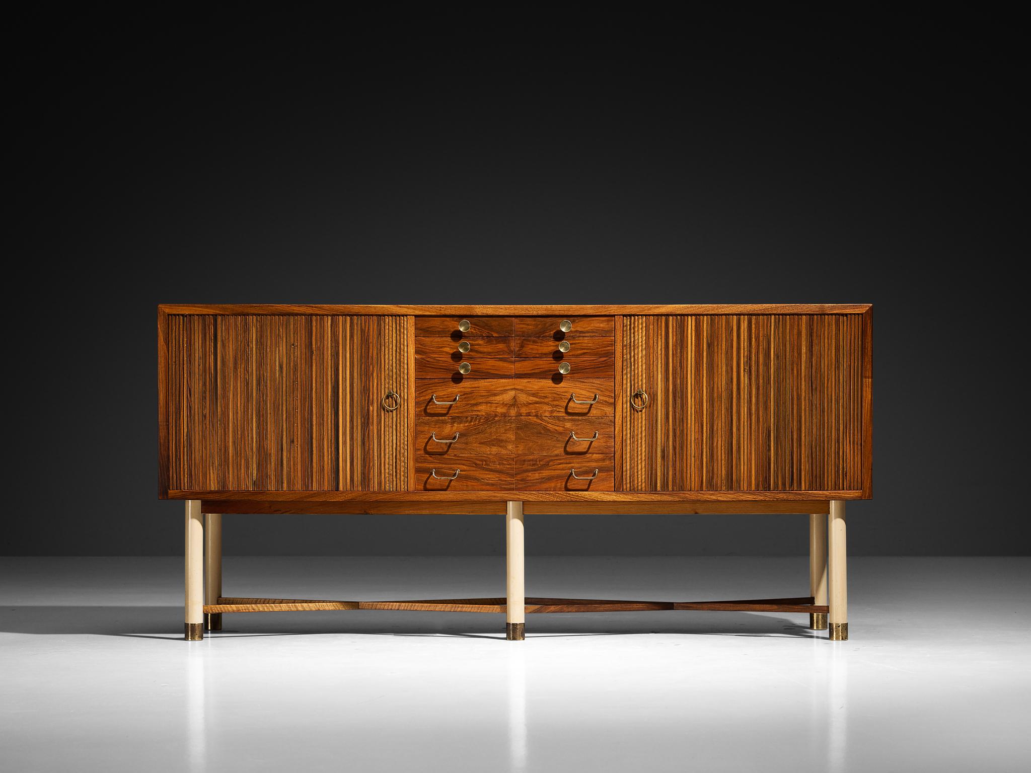 William Watting Sideboard aus Nussbaumholz mit eleganten Tambourtüren (Europäisch) im Angebot