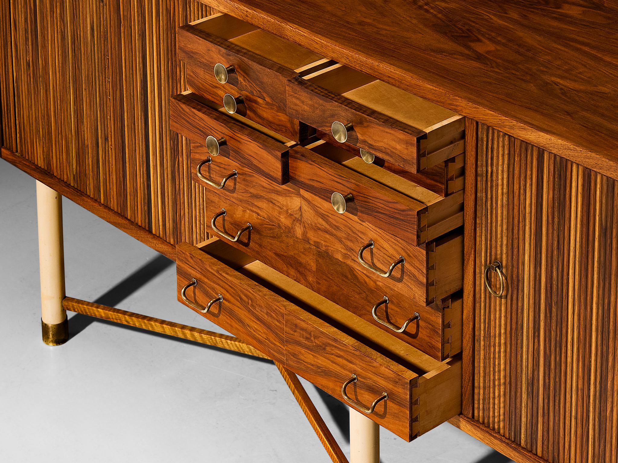 William Watting Sideboard aus Nussbaumholz mit eleganten Tambourtüren im Zustand „Gut“ im Angebot in Waalwijk, NL