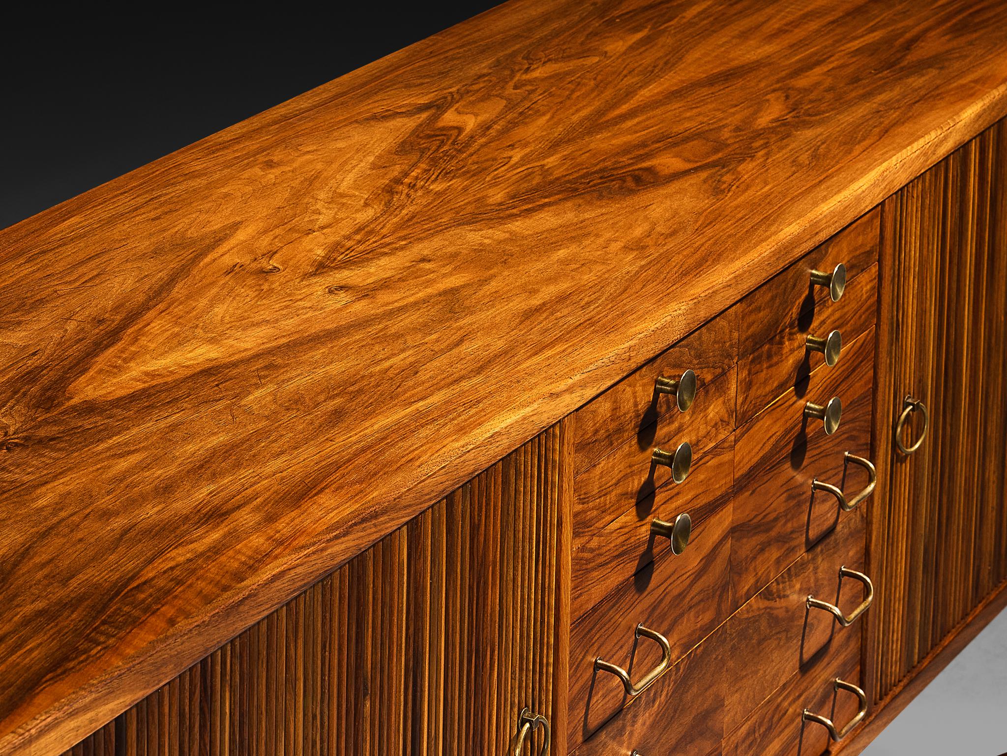 William Watting Sideboard aus Nussbaumholz mit eleganten Tambourtüren (Metall) im Angebot