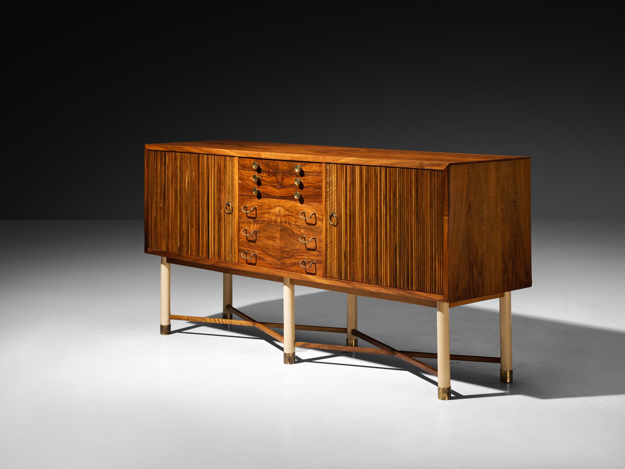 William Watting Sideboard aus Nussbaumholz mit eleganten Tambourtüren im Angebot 1