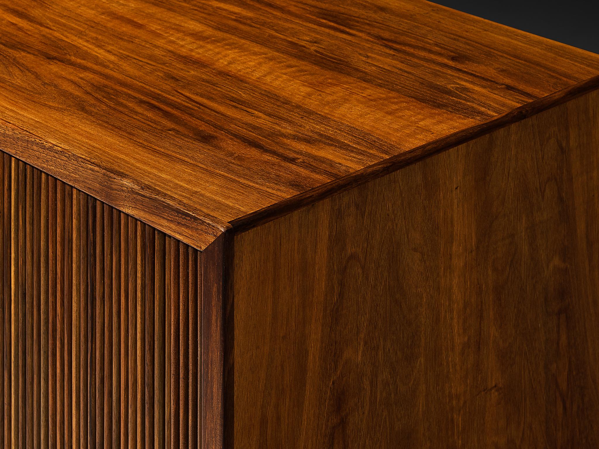 William Watting Sideboard aus Nussbaumholz mit eleganten Tambourtüren im Angebot 2