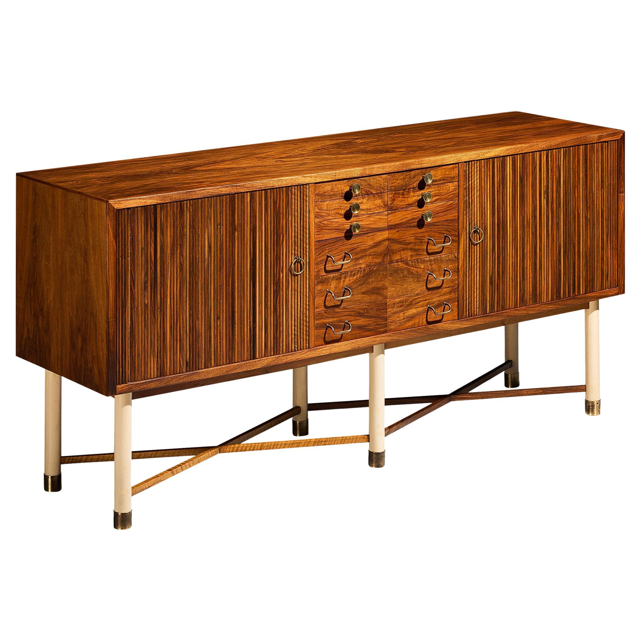 William Watting Sideboard aus Nussbaumholz mit eleganten Tambourtüren im Angebot