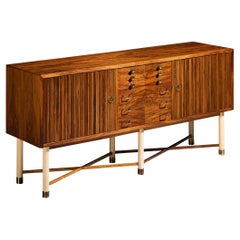 Aparador William Watting en nogal con elegantes puertas de persiana