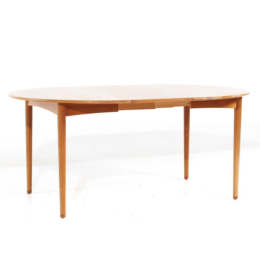 William Watting Style MCM Danish Teak Expanding Dining Table with 2 Leaves For Sale 2