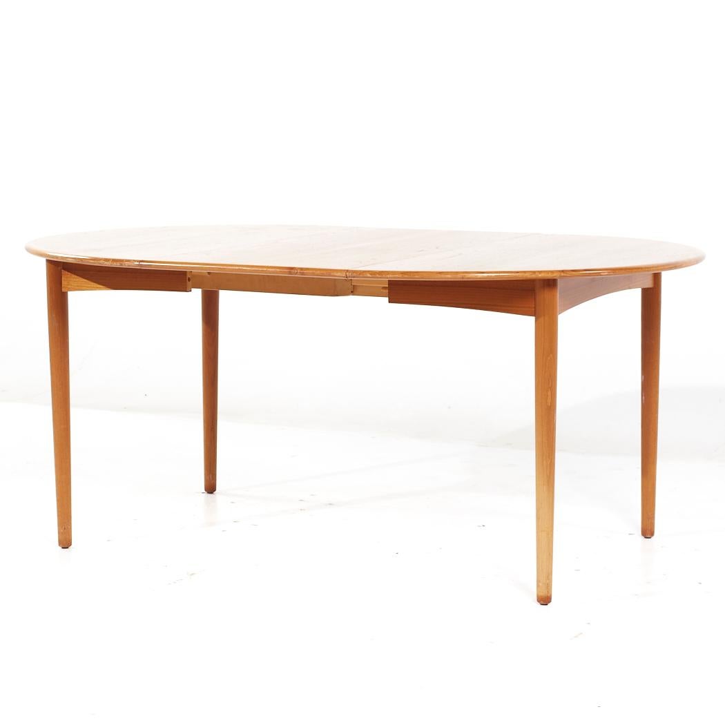 William Watting Style MCM Danish Teak Expanding Dining Table with 2 Leaves For Sale 4