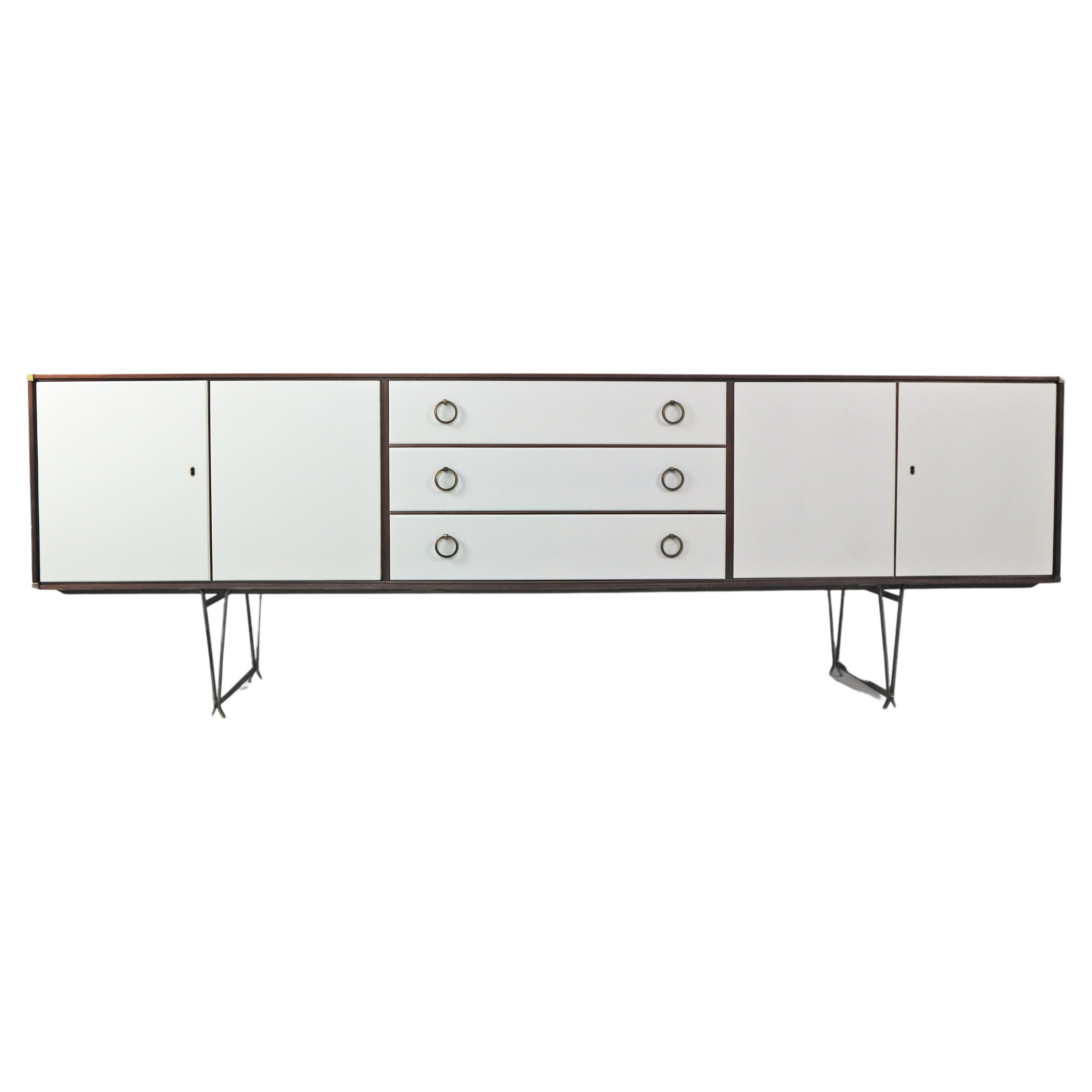 William Watting Armario alto/bufé de teca y latón para Fristho, 1950 Dinamarca