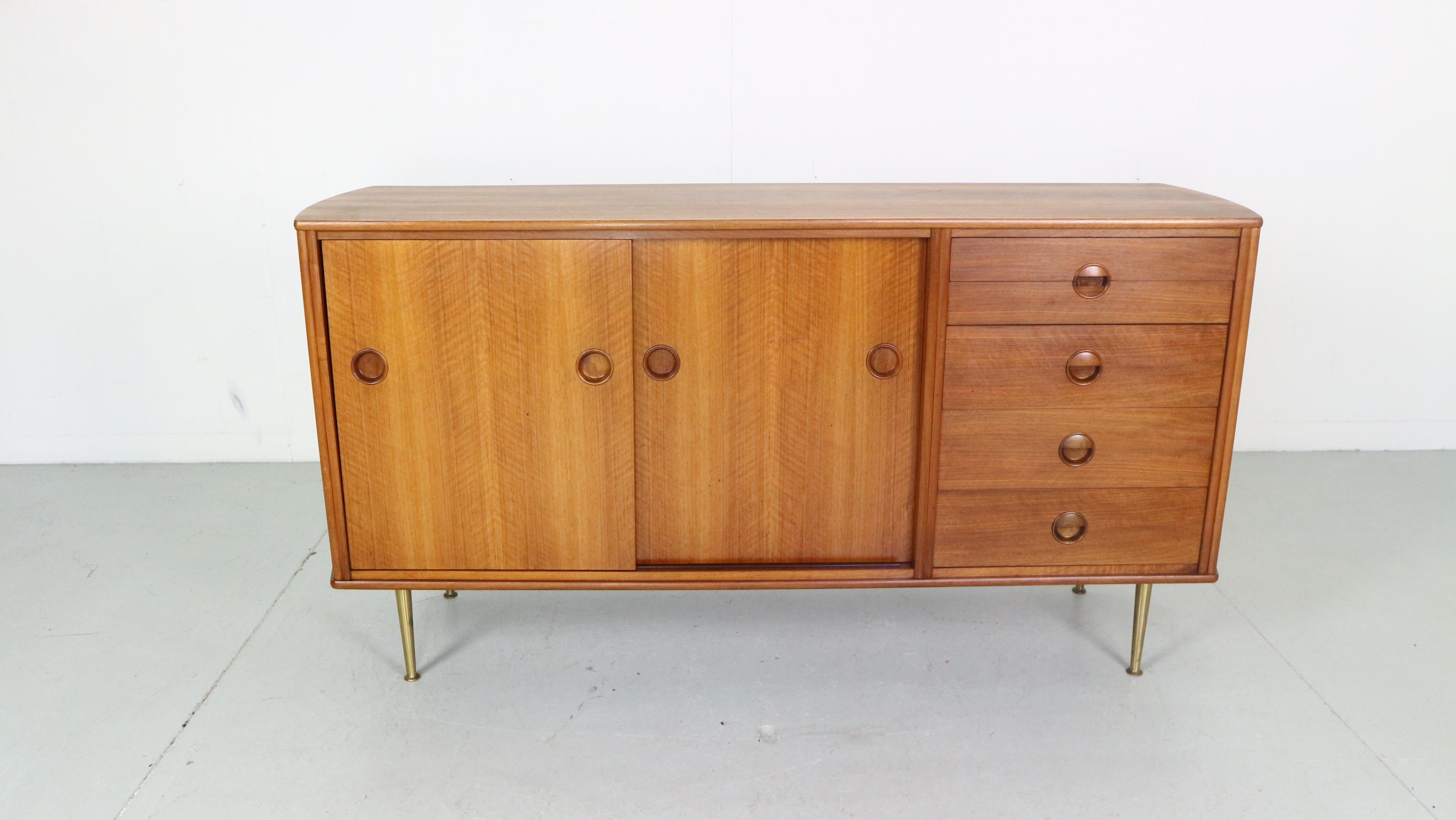 Fantastic Fristho walnut sideboard, designed by the Danish William Watting in 1955. He started the Scandinavian influence at Fristho Franeker with his 'Modern Art' collection, where this sideboard is part of. His designs were in production till 1961