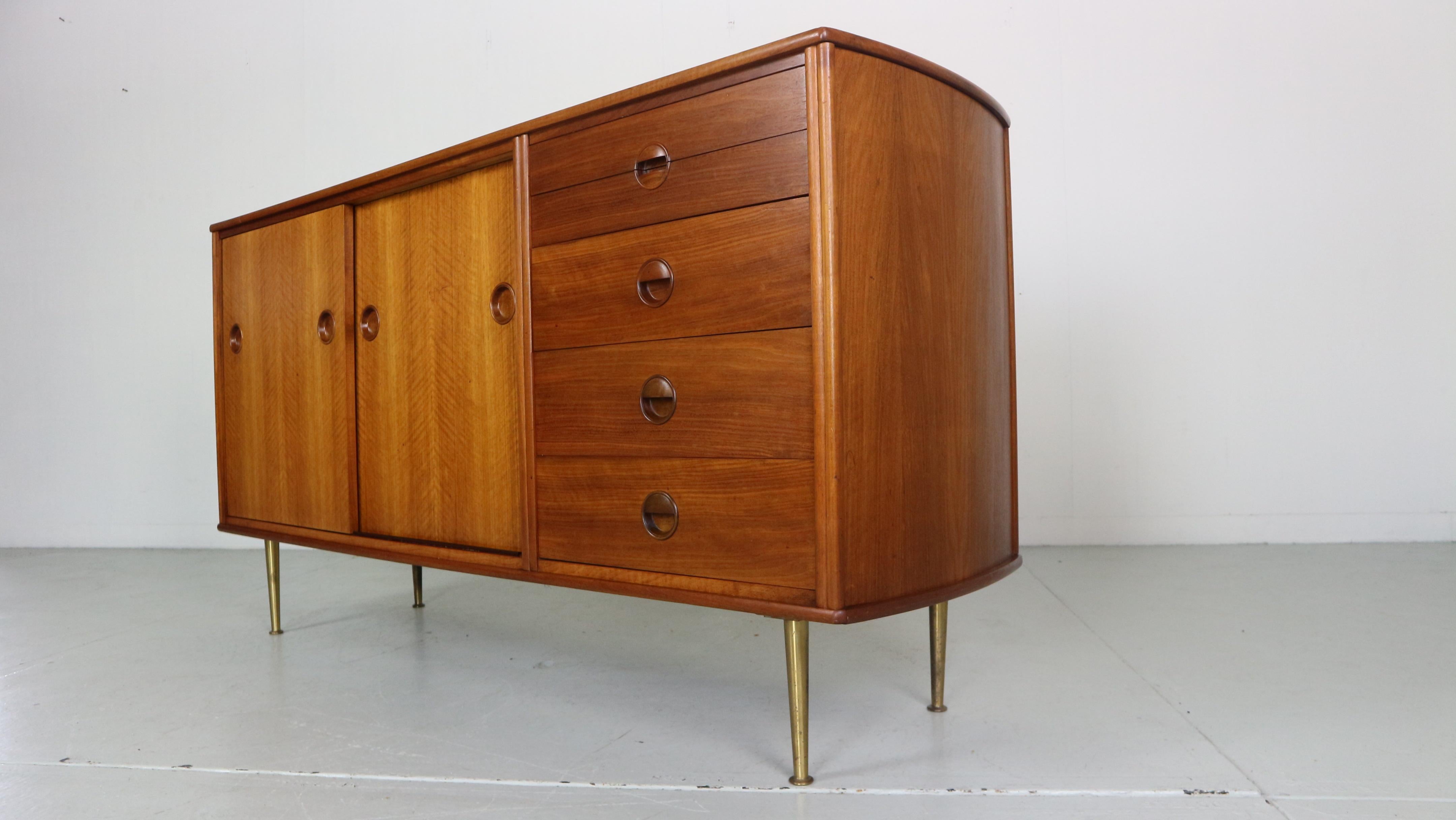 Milieu du XXe siècle Enfilade en noyer et laiton William Watting pour Fristho, 1955, Danemark  en vente