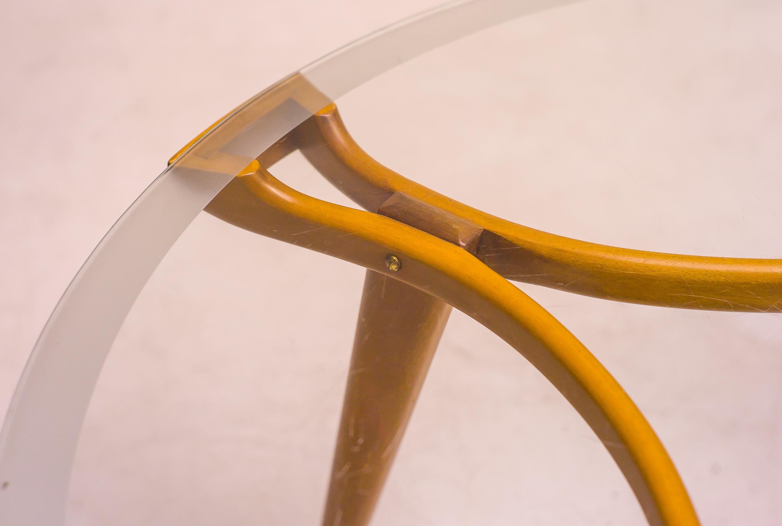 Elégante table basse des années 1950 avec plateau en verre sablé d'origine, conçue par William Watting pour Fristho, vers 1955. Cadre en noyer européen avec quincaillerie en laiton.

William Watting est un designer de meubles danois qui a vécu de