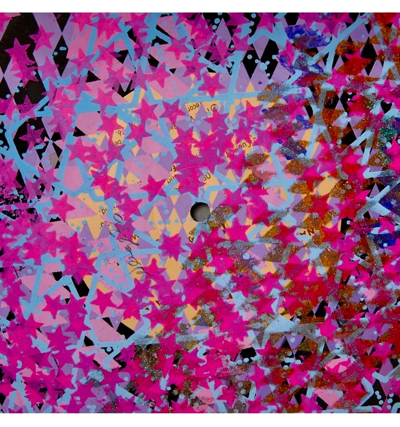 Pittura astratta Pop Art a tecnica mista su disco in vinile LP Scultura da parete Weege - Abstract Painting Viola di William Weege
