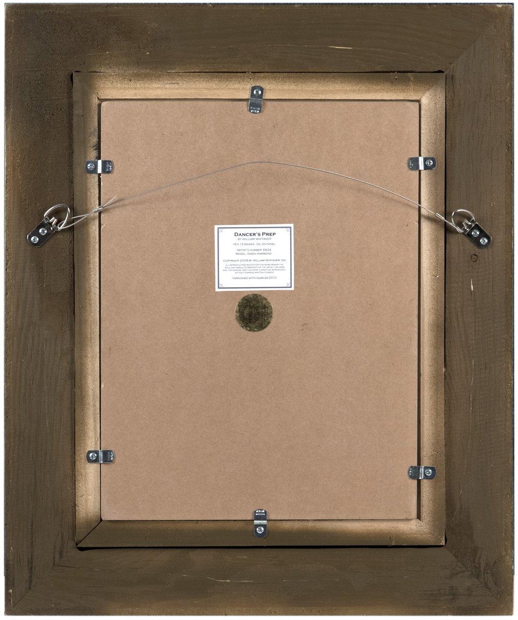 Öl auf Platte

16 x 12 Zoll. 

Gerahmt: 23 ¾ x 19 ¾ Zoll.

Signiert unten rechts

In einem ruhigen Moment bereitet sich ein Mitglied der Tanzkompanie auf das Training vor. Auf einem einfachen Bugholzstuhl sitzend, nimmt sie die letzten Einstellungen