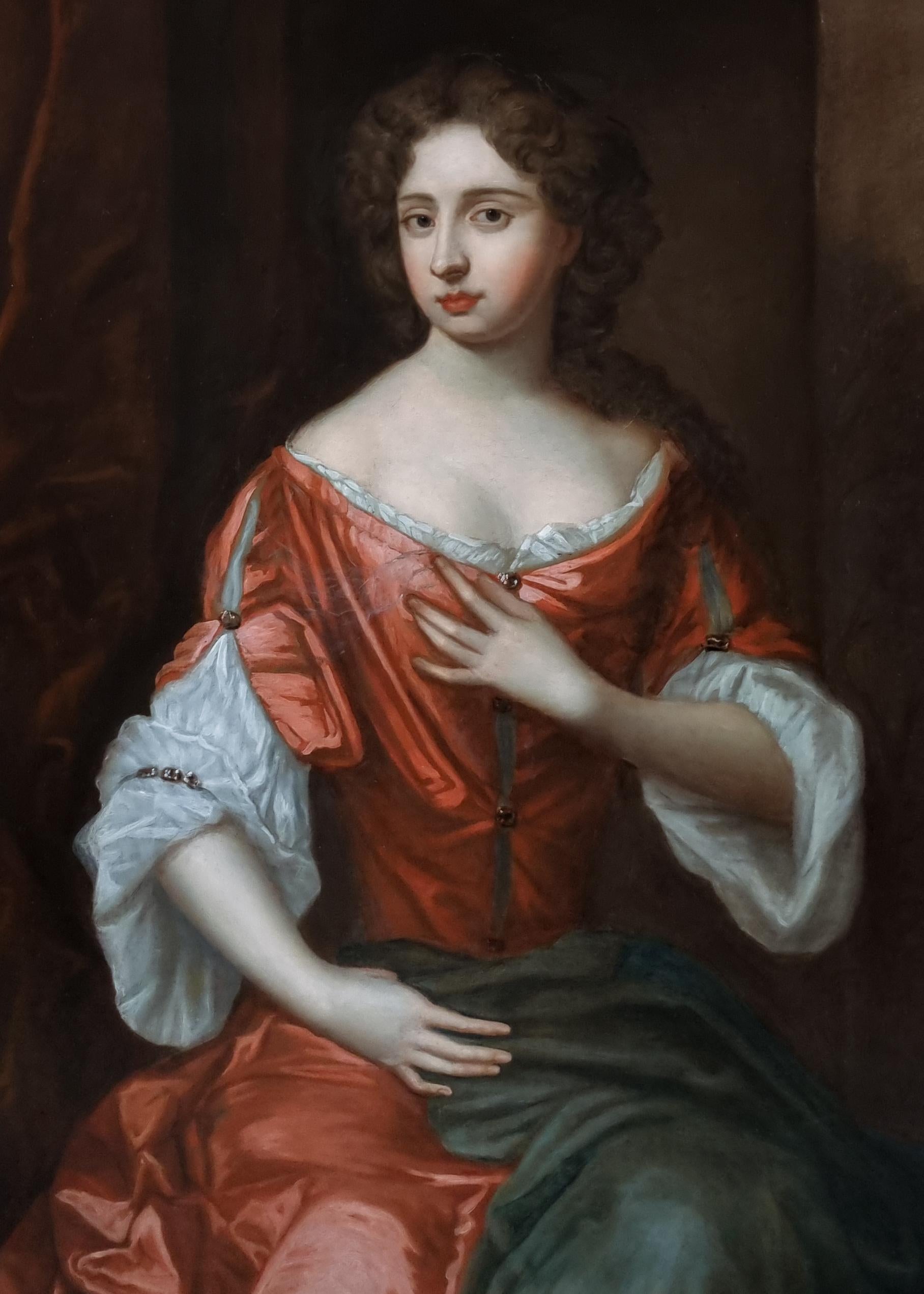 Porträt einer Dame in rotem Kleid auf Porzellan, um 1680, englische Aristokratische Provenienz im Angebot 7