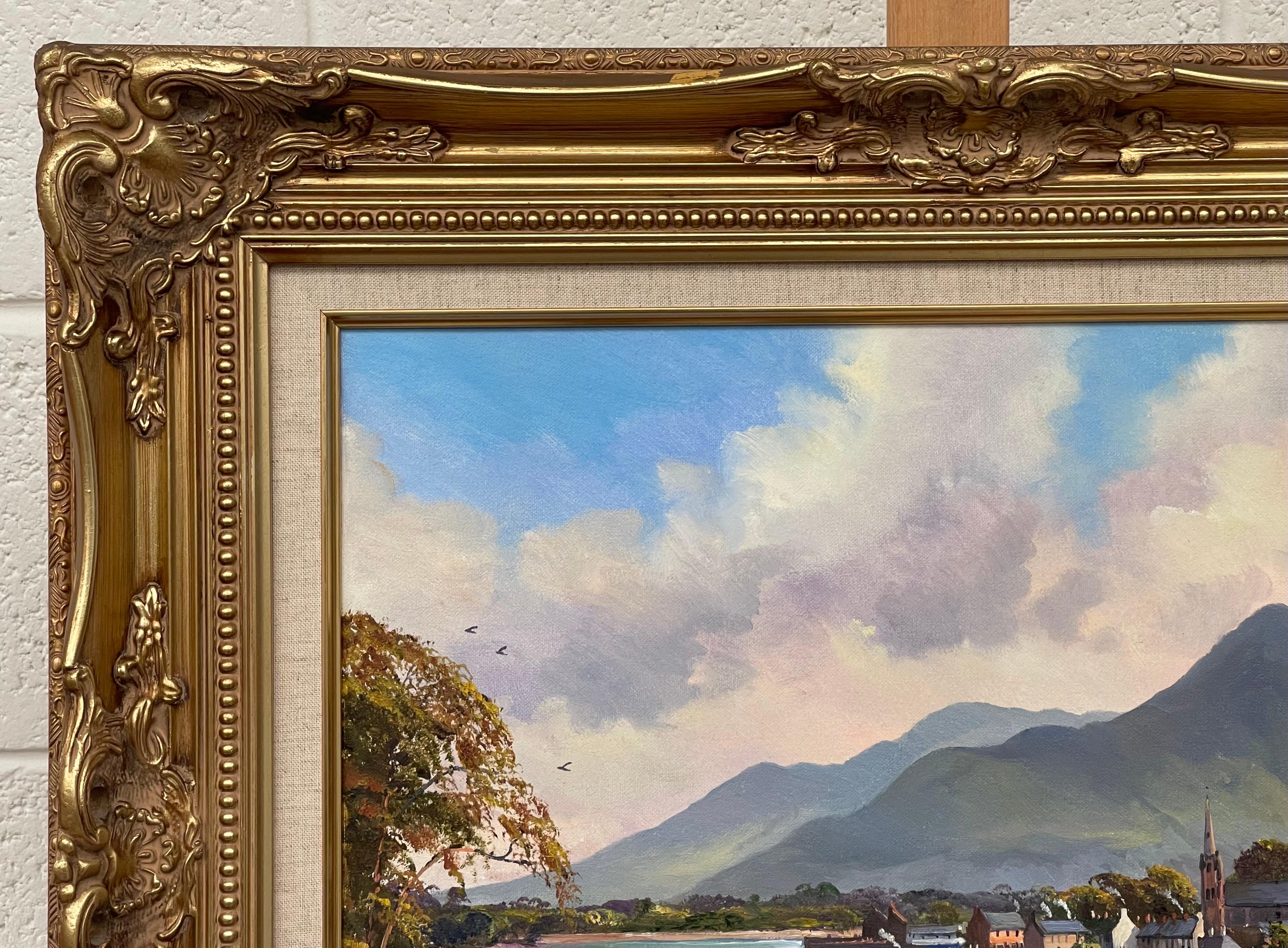 Figuras en el camino a Dundrum Irlanda en el paisaje montañoso irlandés en venta 6