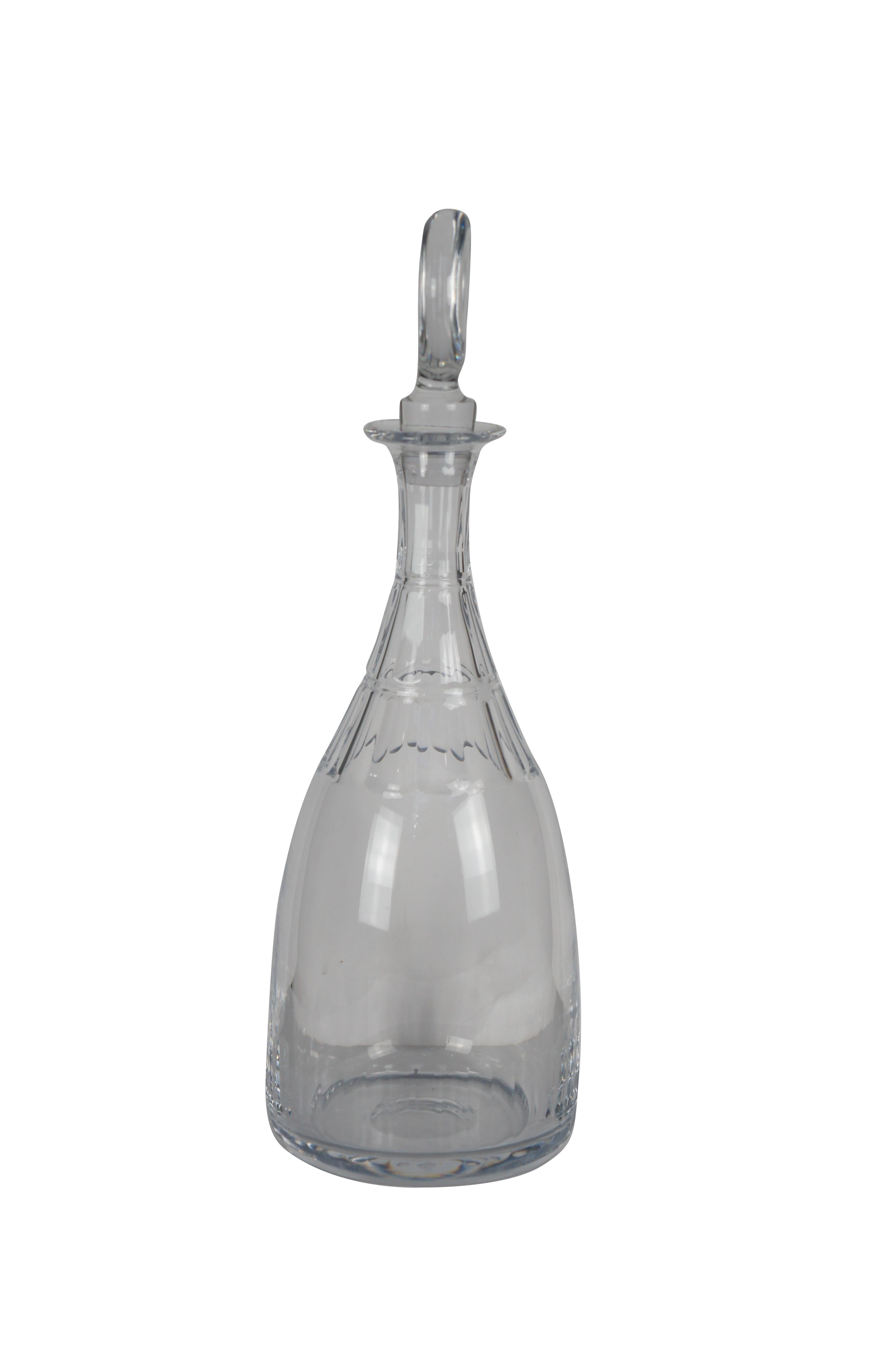 La carafe à décanter William Yeoward Nancy est une carafe en cristal clair, fabriquée à la main, avec des coupes plates et une capacité de 800 ml. Il fait partie de la collection Nancy et mesure 16 in avec le bouchon. La carafe s'inspire d'un