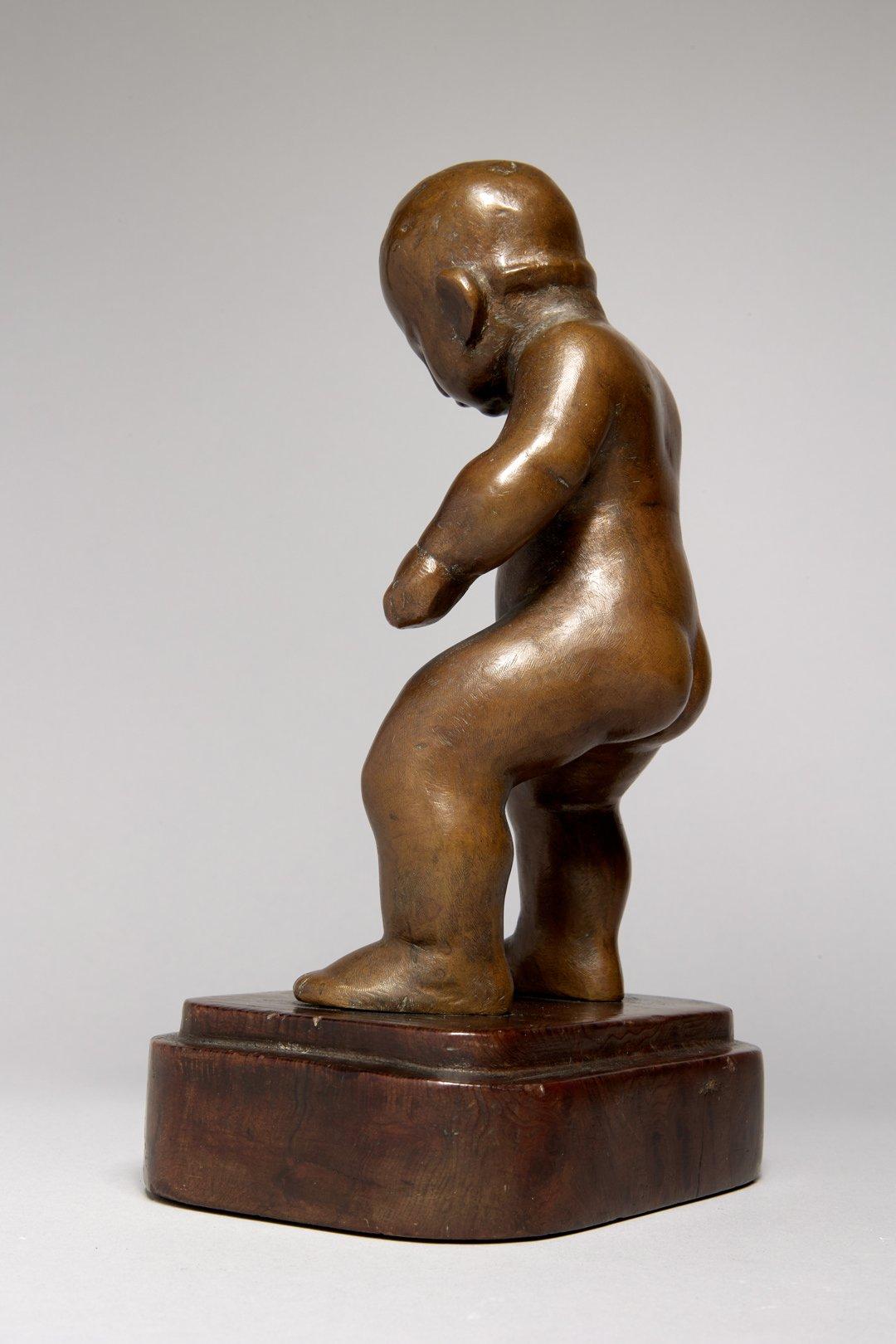 William Zorach (estadounidense 1891-1966)
Primeros pasos, 1918
Bronce
8,5 x 5 x 4 pulgadas, incluida la base

Nacido en 1887 en Lituania, William Zorach emigró con su familia a Estados Unidos cuando sólo tenía cuatro años, estableciéndose en