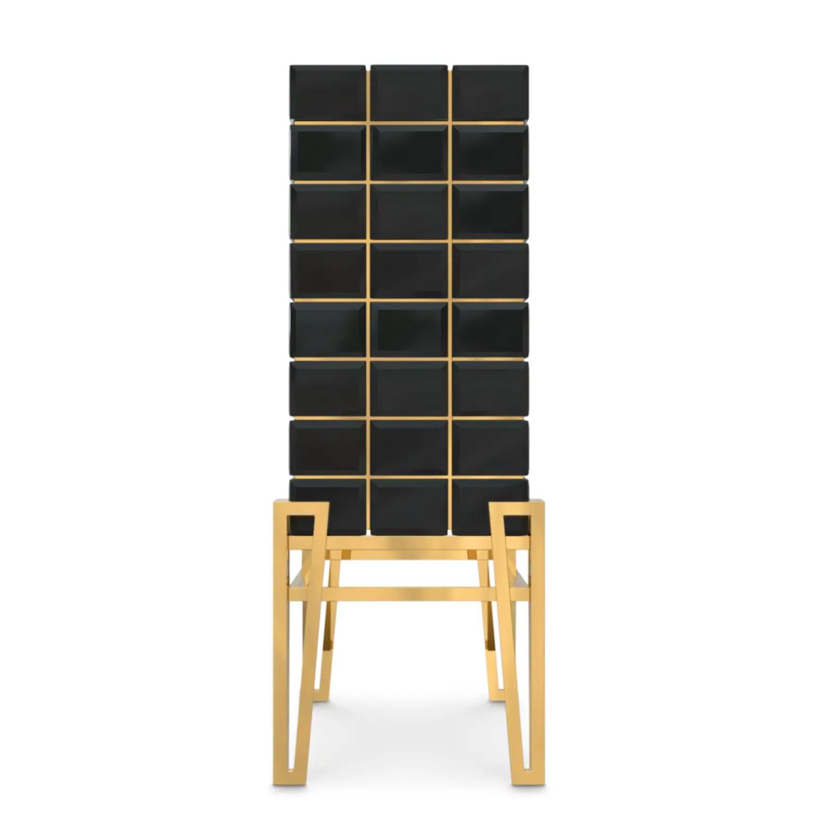 Bar Williams with solid wood structure with squares black
glass parts, with solid brass body in polished finish.
With 2 doors, inside made in mirror glass with 1 glass shelf,
with 3 bottles and drinks shelves inside each door and 1 black
marble top