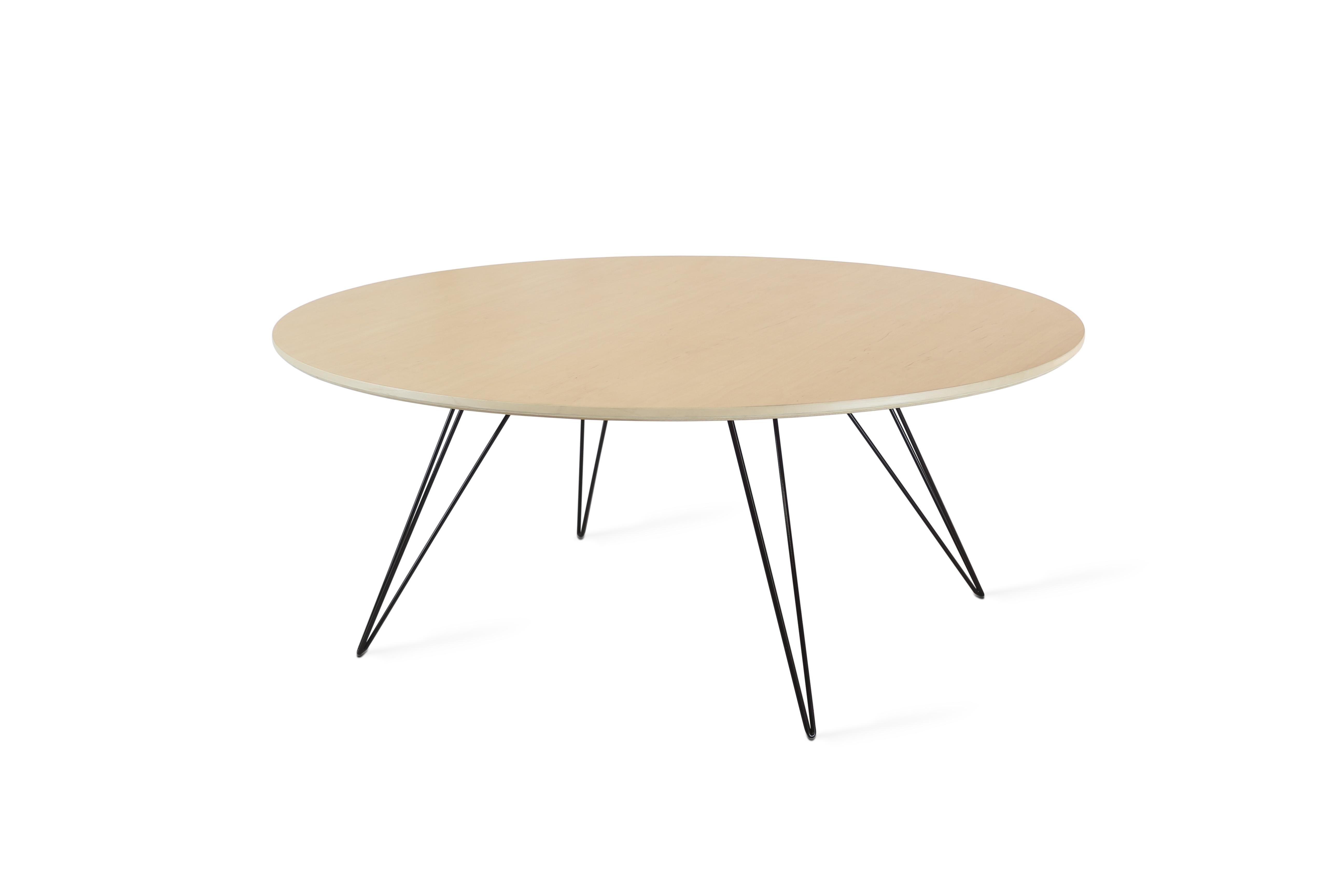 Un tavolo sottile, elegante e leggero che può essere personalizzato in qualsiasi forma, dimensione e colore desiderato. Questo articolo artigianale combina perfettamente le gambe a forcina industriali con un piano in legno smussato. La bellezza