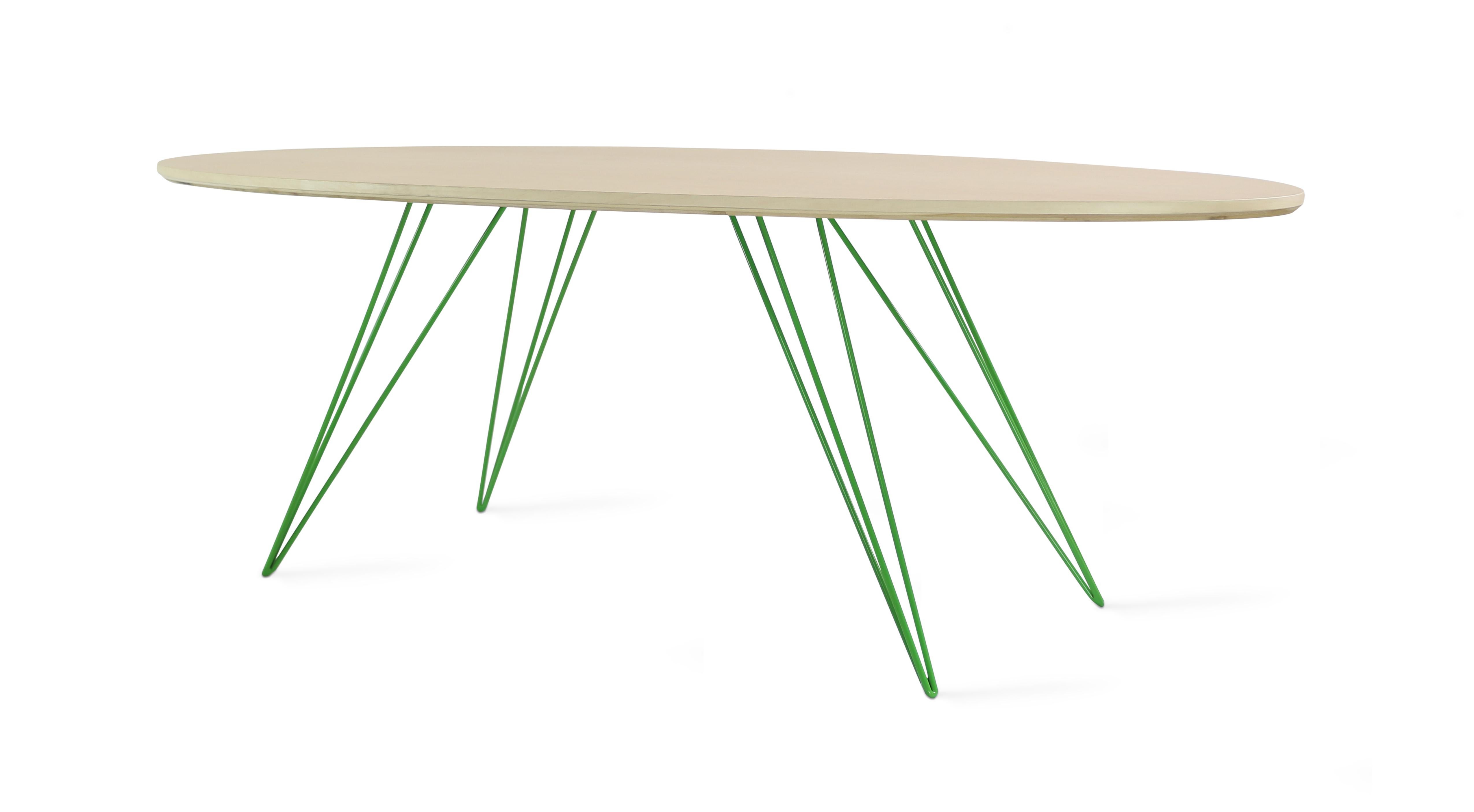Un tavolo sottile, elegante e leggero che può essere personalizzato in qualsiasi forma, dimensione e colore desiderato. Questo articolo artigianale combina perfettamente le gambe a forcina industriali con un piano in legno smussato. La bellezza