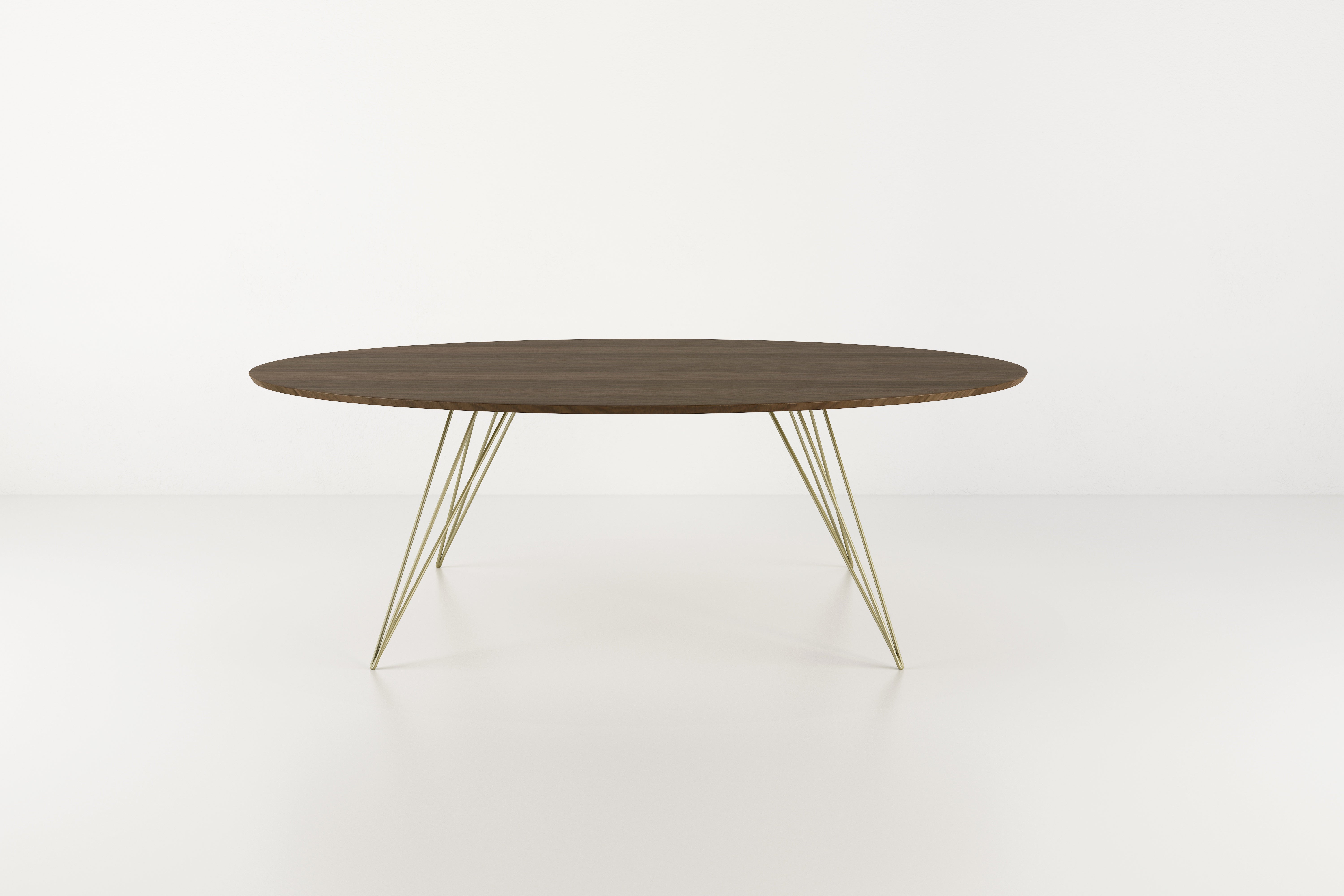 Ein schlanker, eleganter und leichter Tisch, der in Form, Größe und Farbe individuell gestaltet werden kann. Dieses handgefertigte Möbelstück kombiniert perfekt industrielle Haarnadelbeine mit einer abgeschrägten Holzplatte. Die unregelmäßige