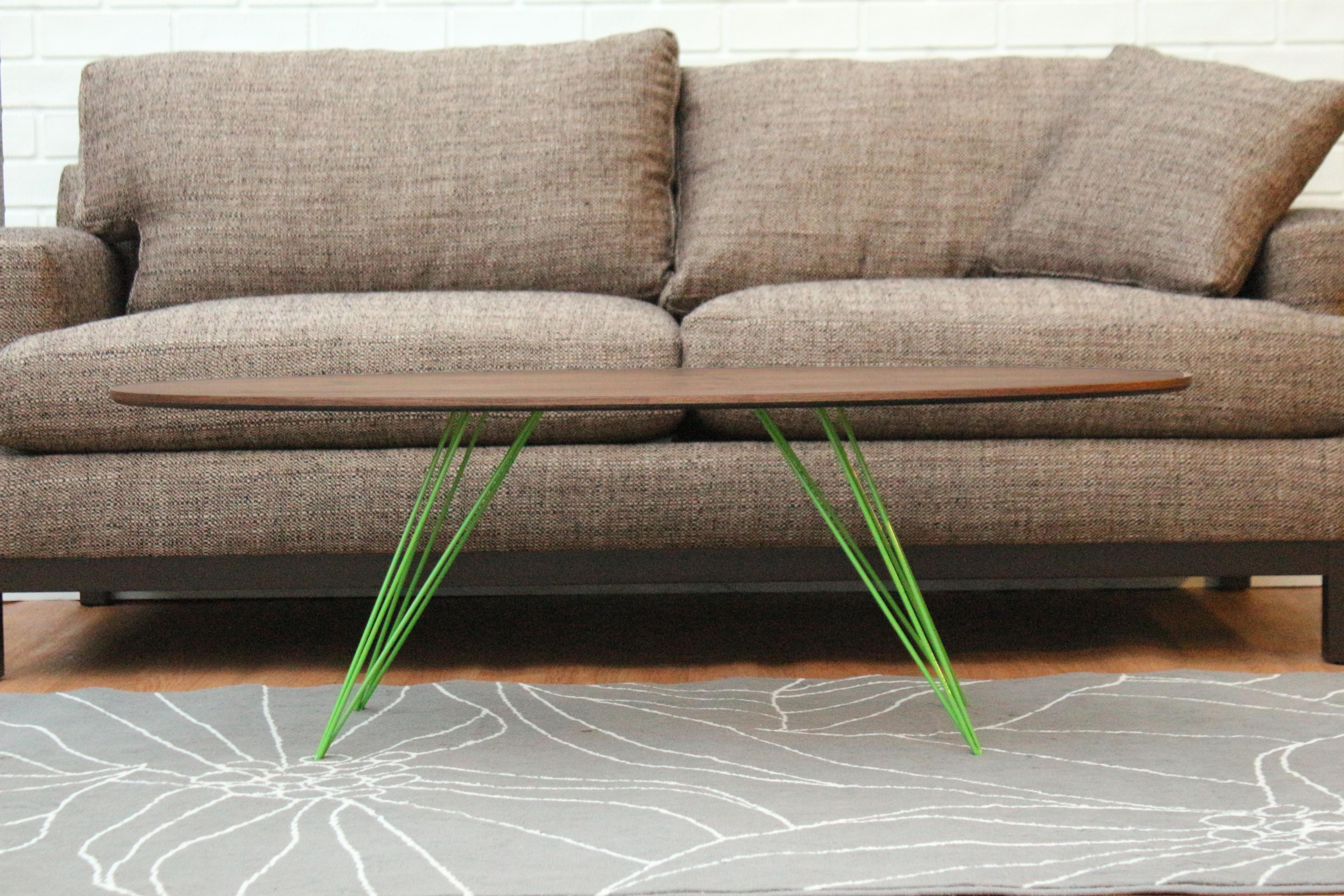 Ein schlanker, eleganter und leichter Tisch, der in Form, Größe und Farbe beliebig angepasst werden kann. Dieses handgefertigte Möbelstück kombiniert perfekt industrielle Haarnadelbeine mit einer abgeschrägten Holzplatte. Die unregelmäßige Schönheit